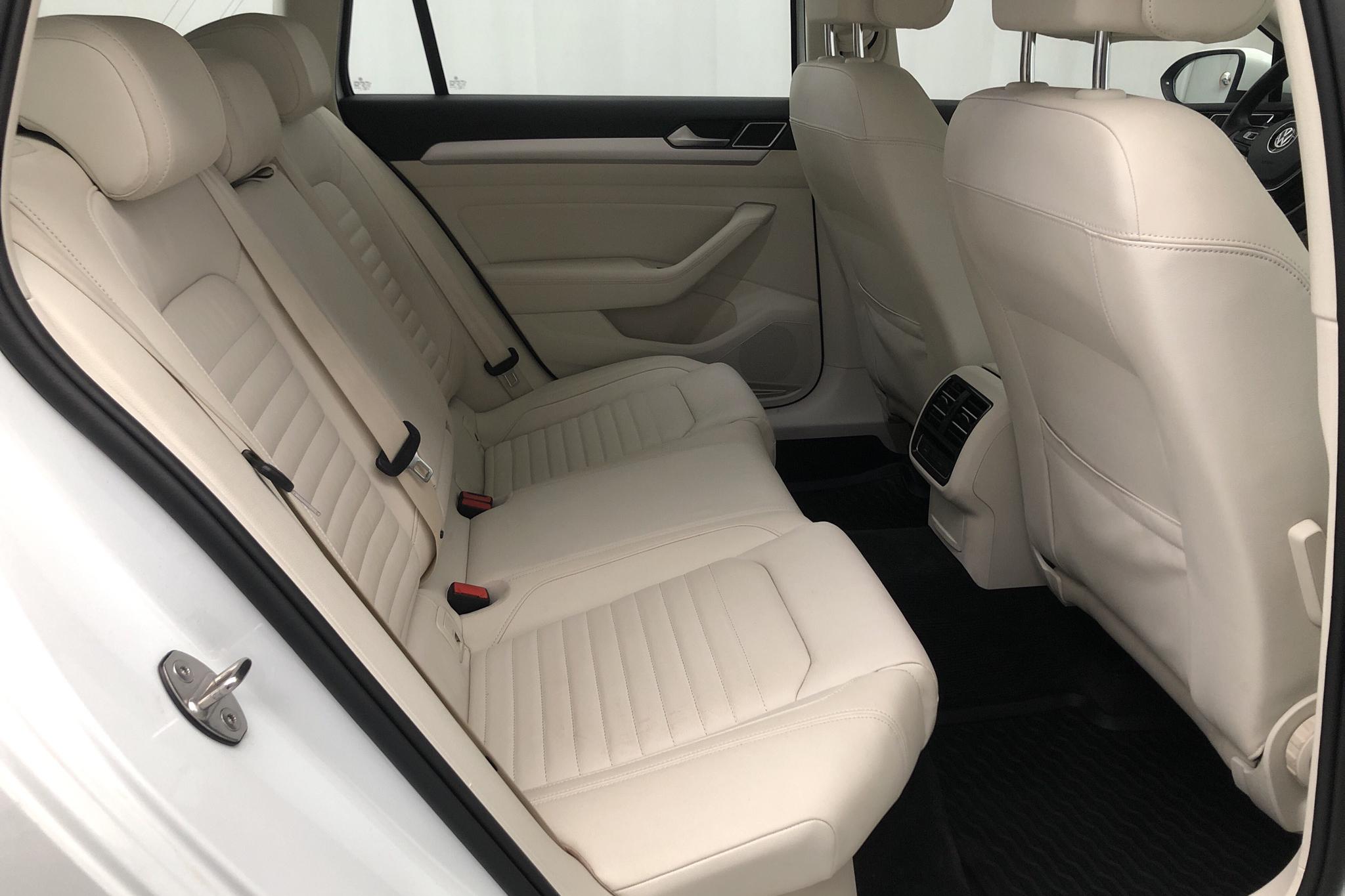 VW Passat 2.0 TDI Sportscombi (150hk) - 8 767 mil - Automat - vit - 2018