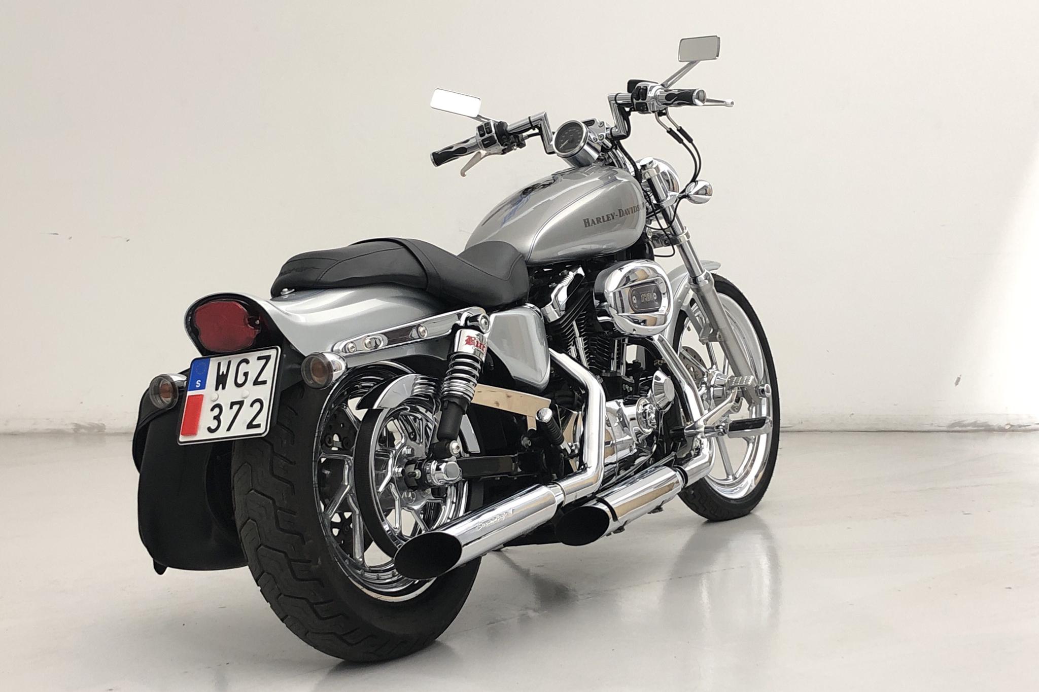 HARLEY-DAVIDSON XL1200C Motorcykel - 3 475 mil - Manuell - silver - 2005