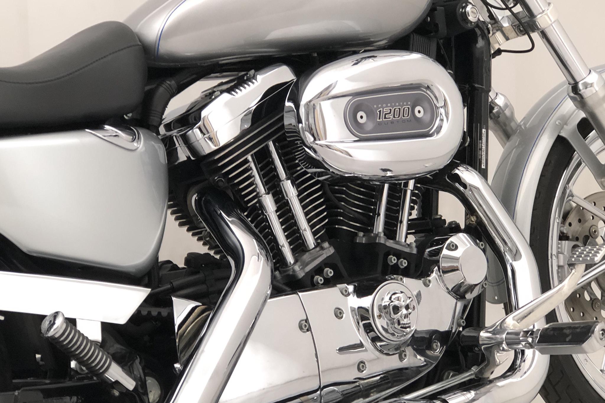 HARLEY-DAVIDSON XL1200C Motorcykel - 34 750 km - Manual - silver - 2005