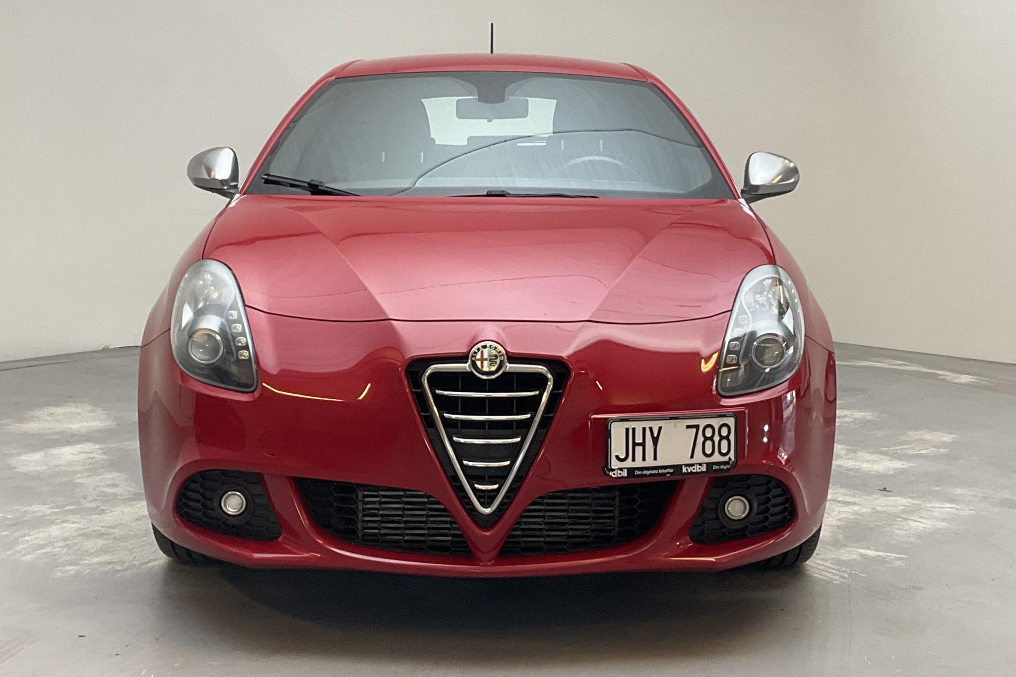 Alfa Romeo Giulietta 2.0 JTDm (140hk) - 10 855 mil - Manuell - röd - 2013