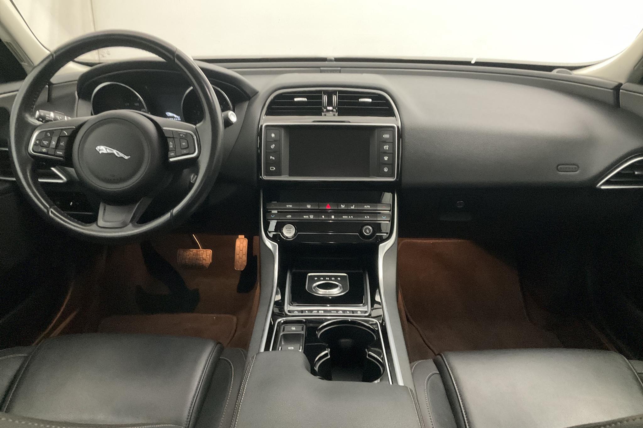 Jaguar XE 2.0 (200hk) - 7 435 mil - Automat - grå - 2017