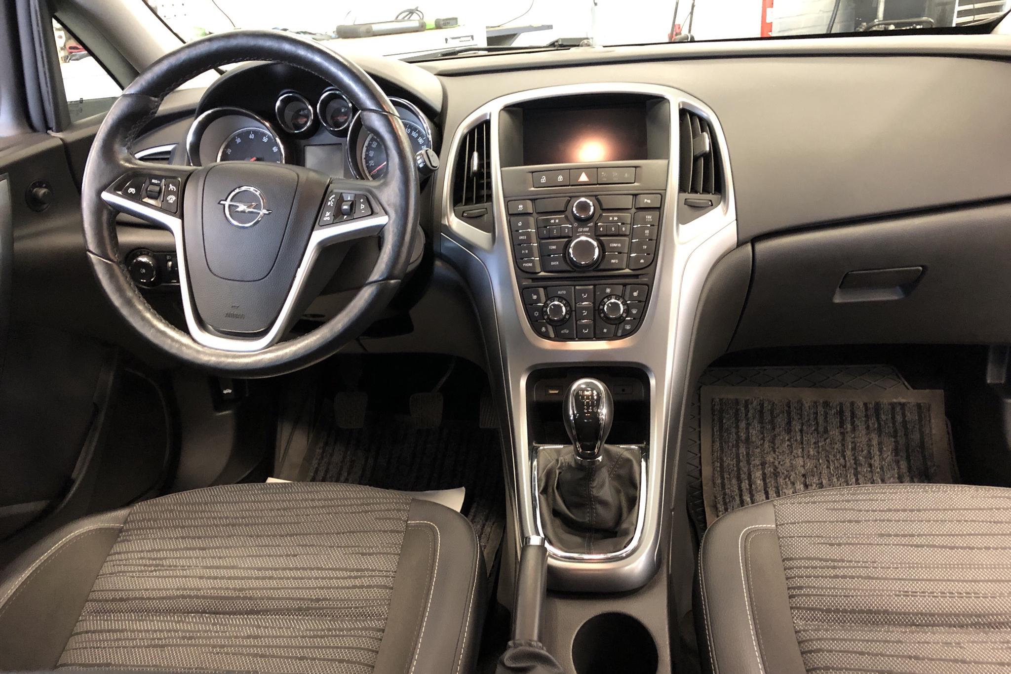 Opel Astra 1.4 Turbo ECOTEC Sports Tourer (140hk) - 132 360 km - Manual - gray - 2015