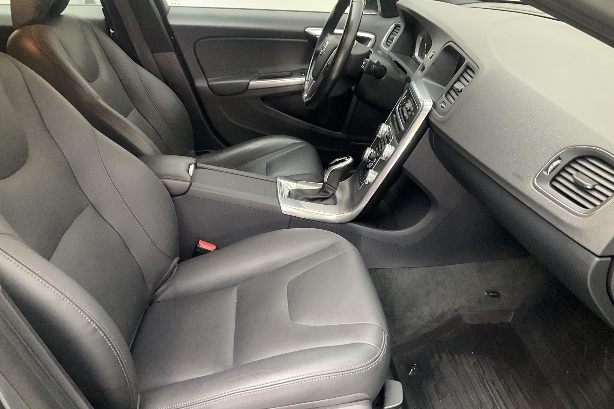 Volvo V60 D4 Cross Country AWD (190hk) - 7 645 mil - Automat - grå - 2018