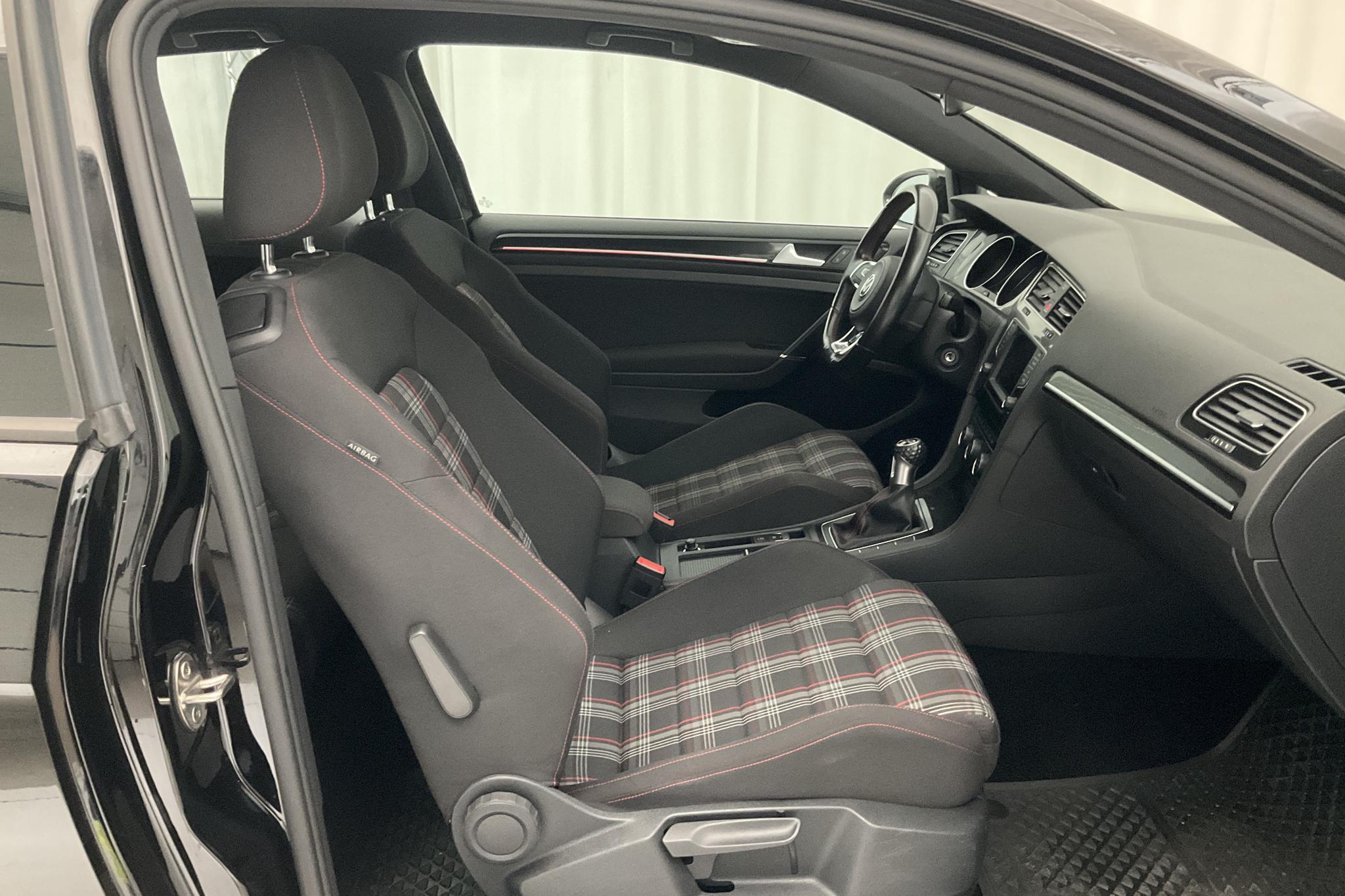 VW Golf VII GTI 3dr (230hk) - 6 751 mil - Manuell - svart - 2016