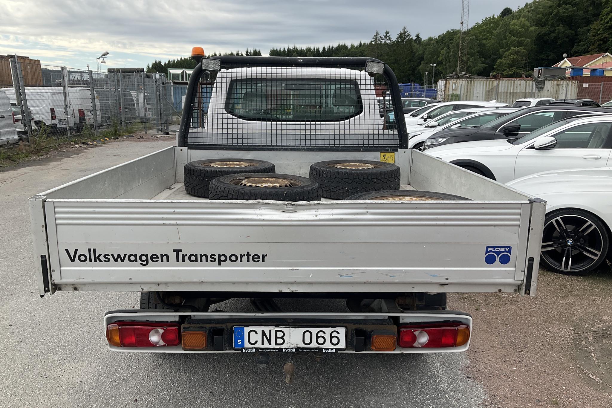 VW Transporter T5 2.0 TDI Pickup (140hk) - 19 944 mil - Automat - vit - 2010