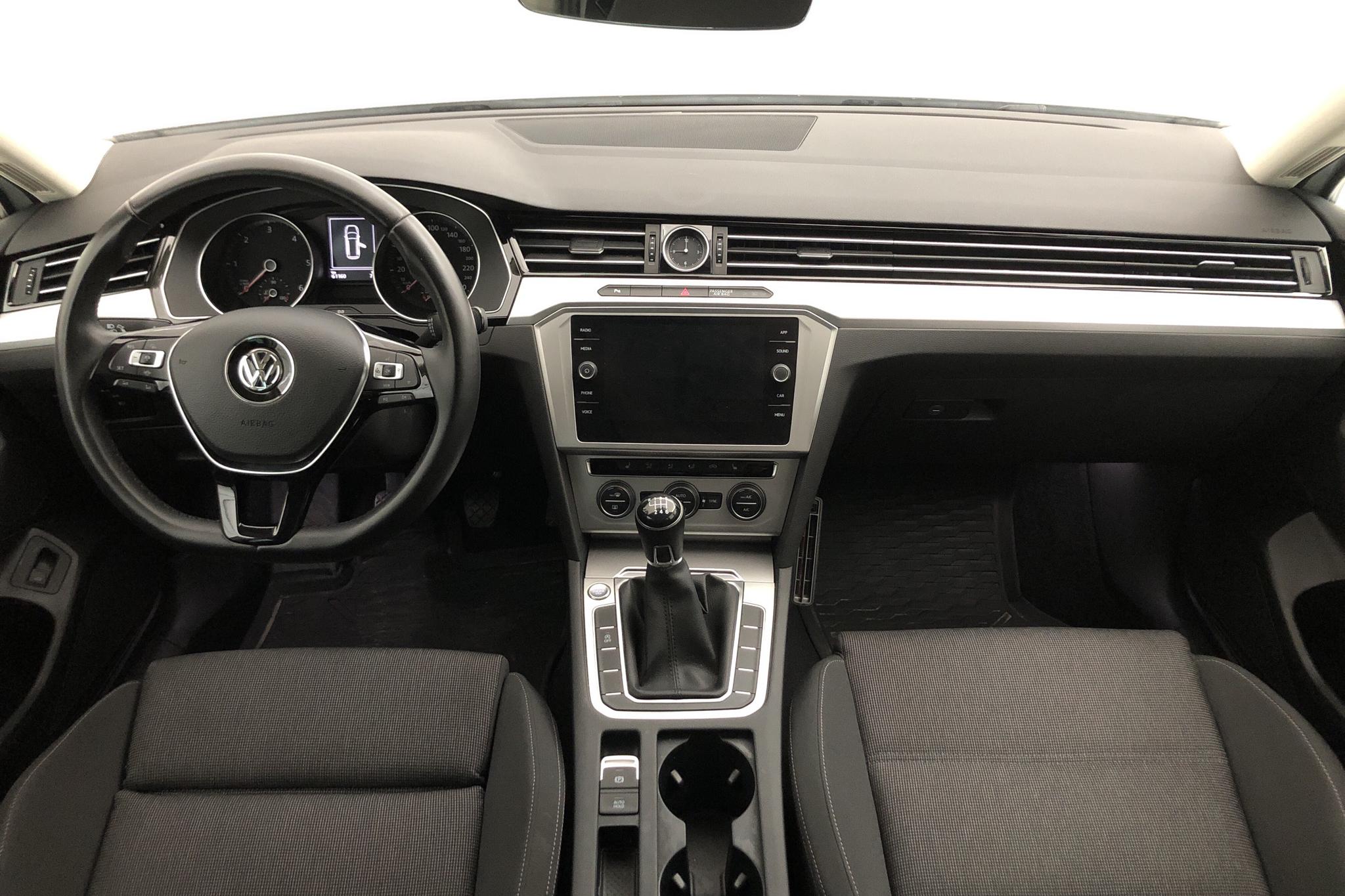VW Passat 2.0 TDI Sportscombi (150hk) - 6 116 mil - Manuell - vit - 2019