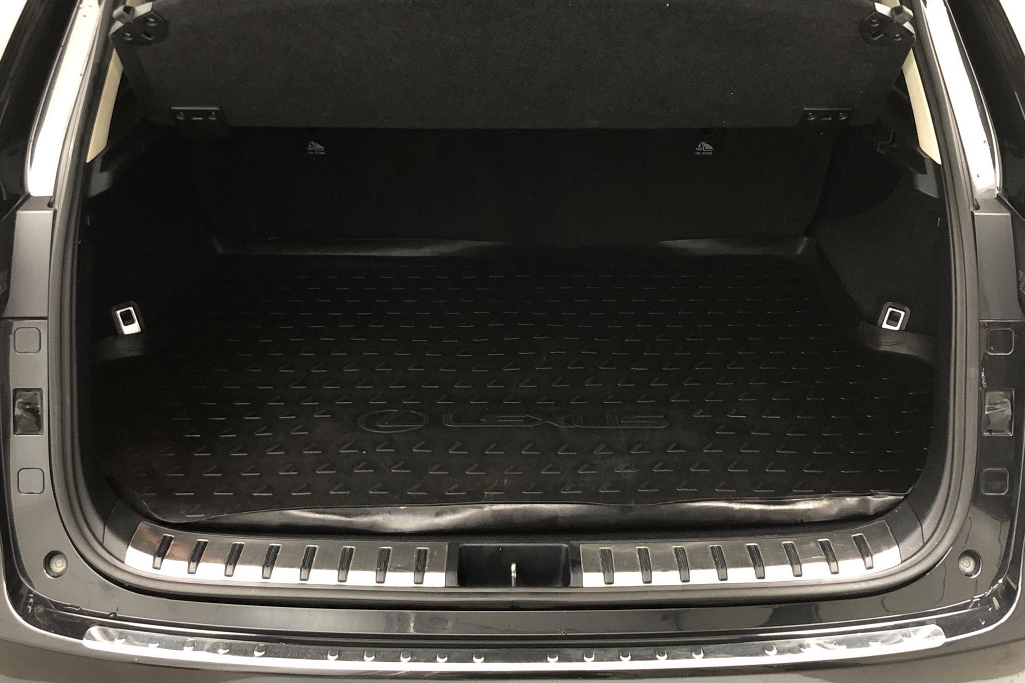 Lexus NX 300h AWD (181hk) - 6 853 mil - Automat - svart - 2016