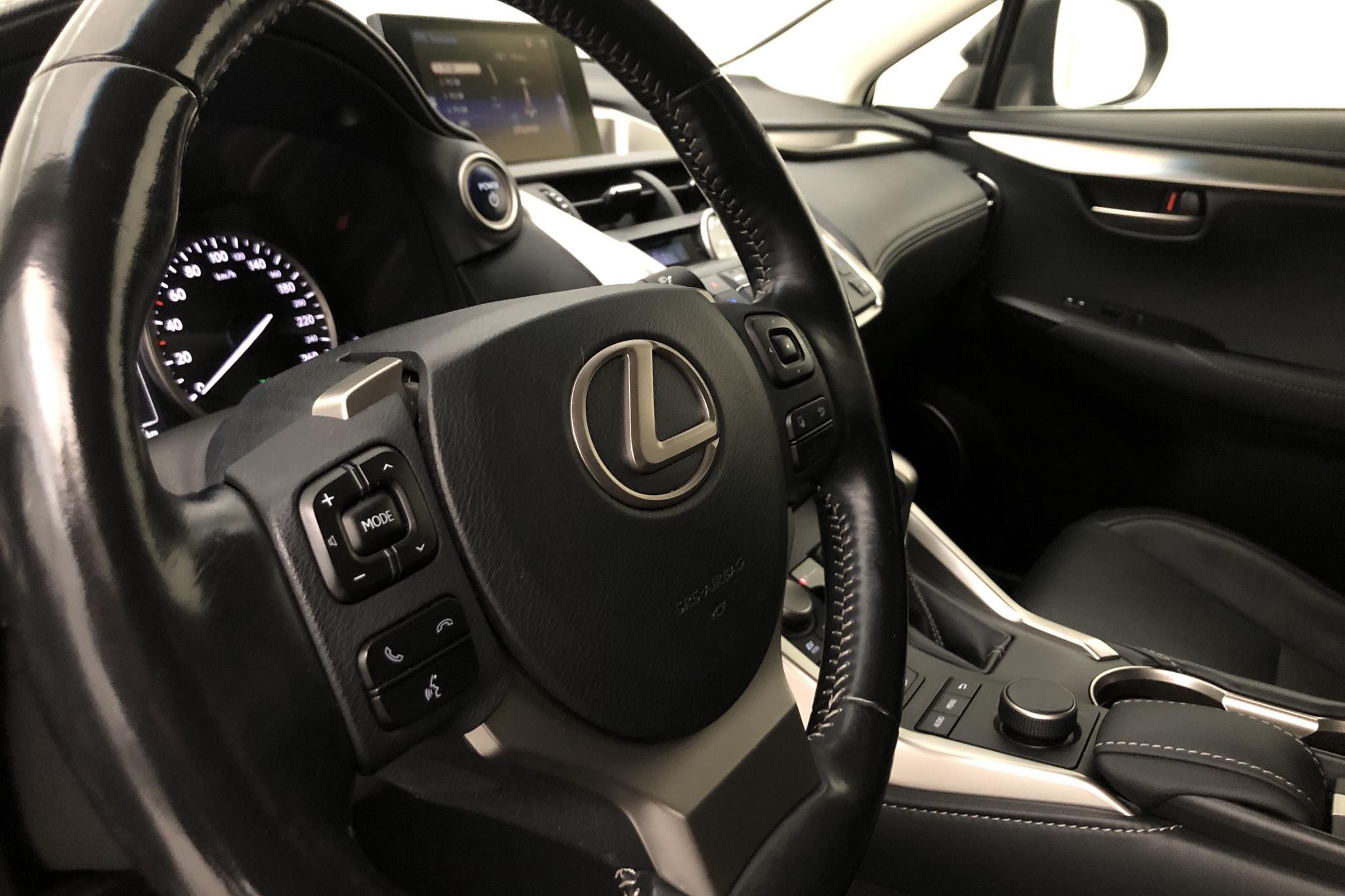 Lexus NX 300h AWD (181hk) - 6 853 mil - Automat - svart - 2016