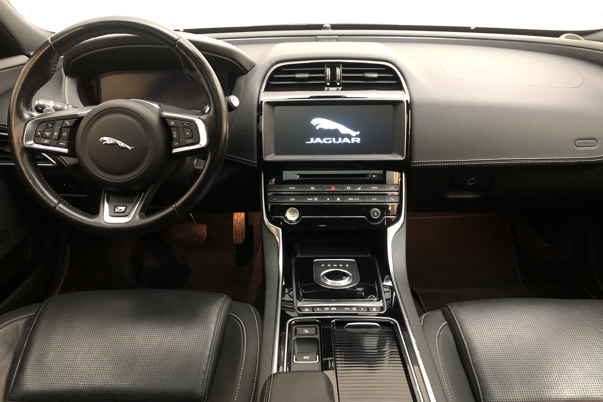 Jaguar XE 2.0 (200hk) - 7 540 mil - Automat - svart - 2018