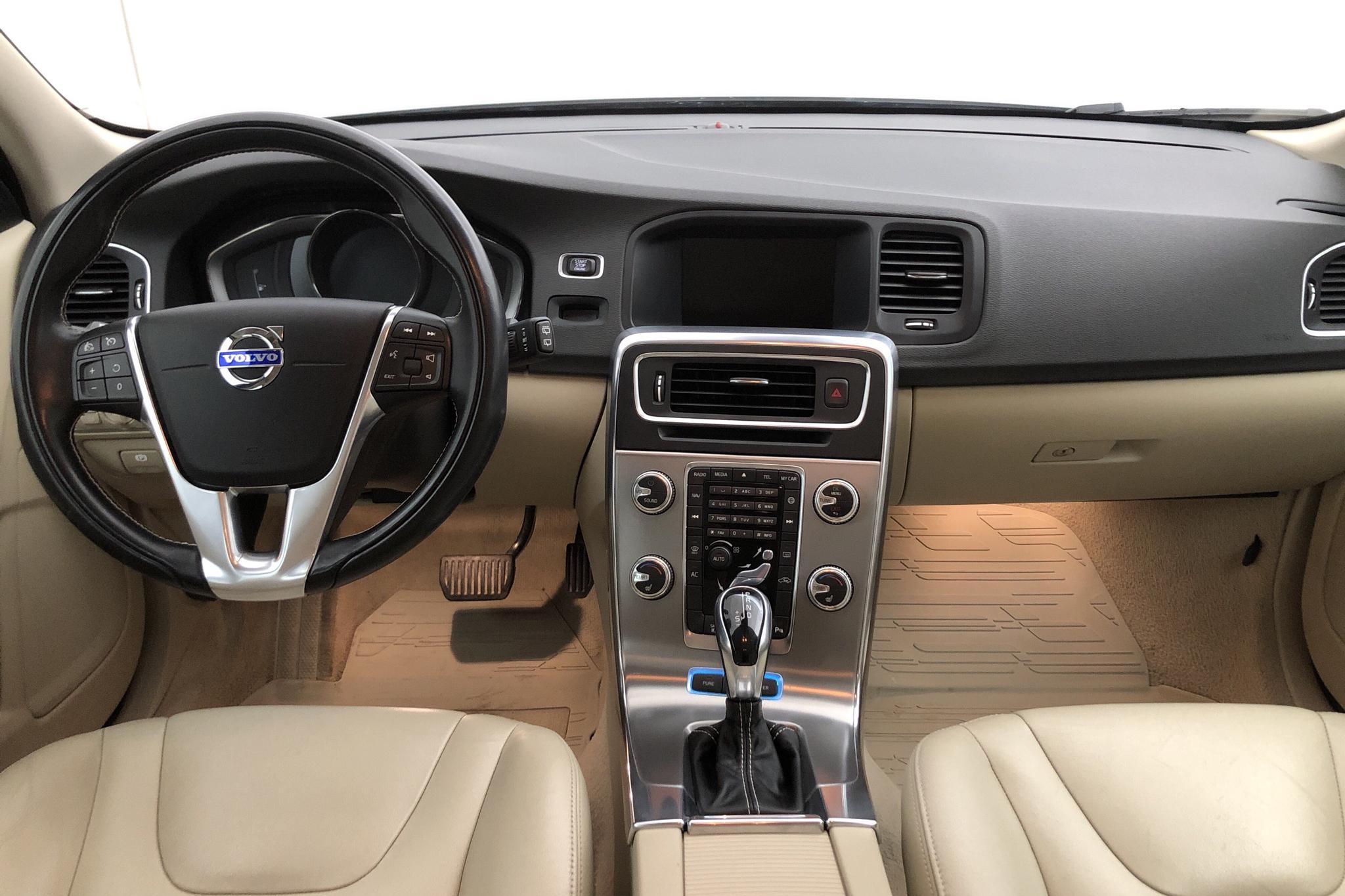 Volvo V60 D6 AWD Plug-in Hybrid (215hk) - 114 900 km - Automatic - white - 2015