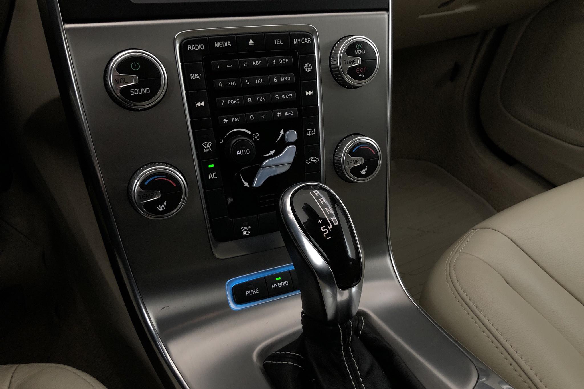 Volvo V60 D6 AWD Plug-in Hybrid (215hk) - 11 490 mil - Automat - vit - 2015