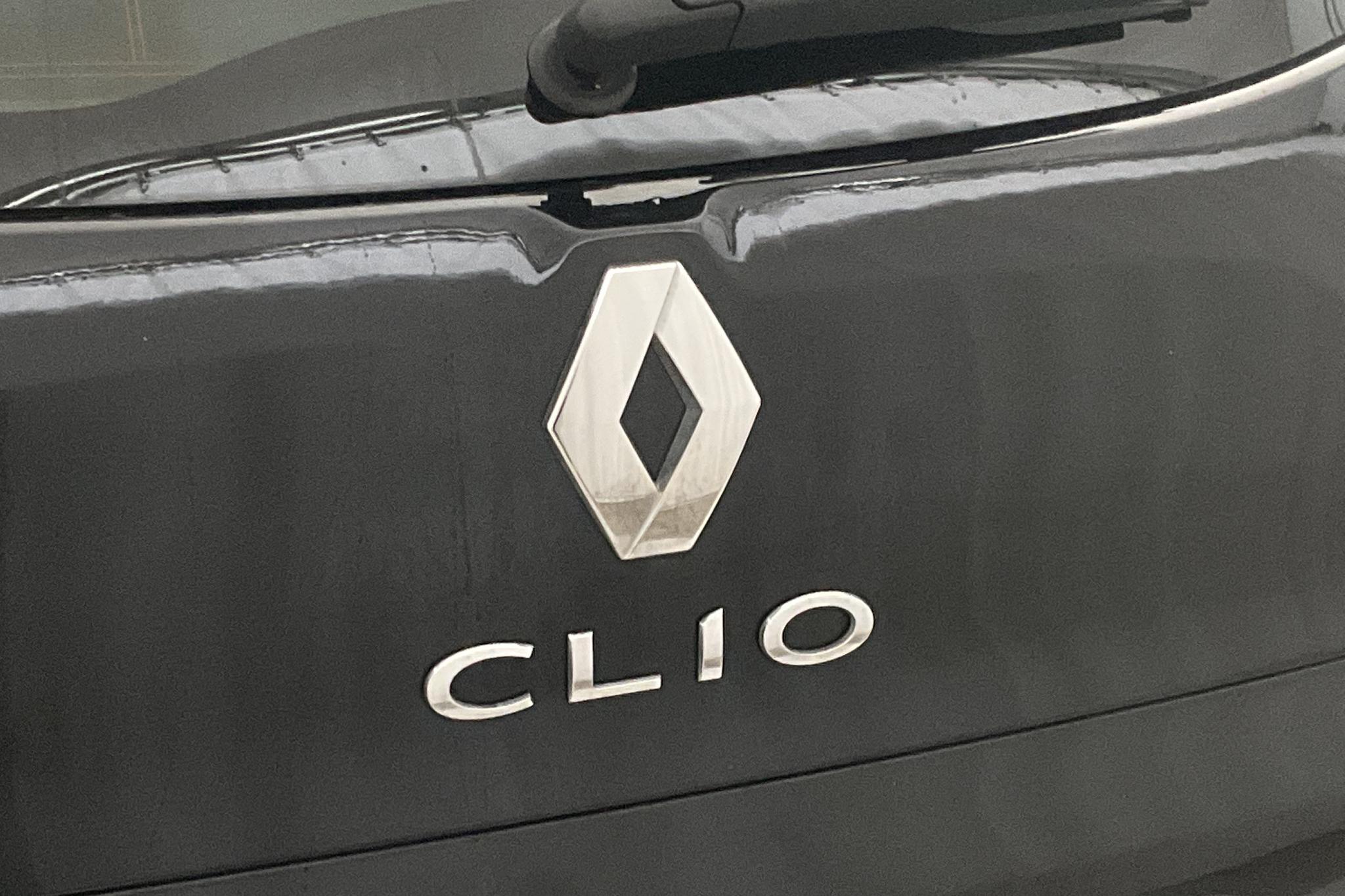 Renault Clio IV 0.9 TCe 90 Sports Tourer (90hk) - 9 715 mil - Manuell - svart - 2015