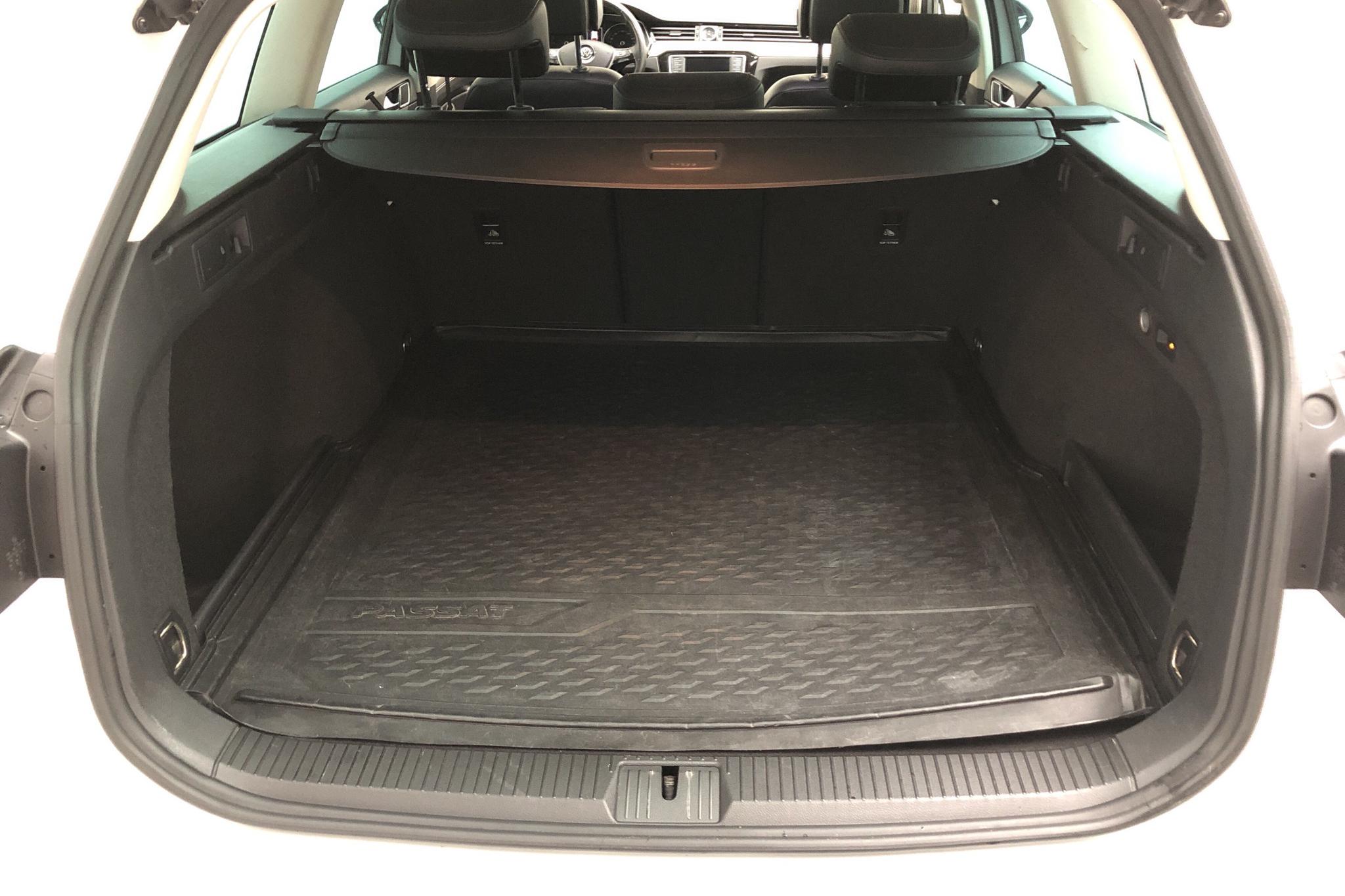 VW Passat 2.0 TDI Sportscombi 4MOTION (190hk) - 18 288 mil - Automat - vit - 2016