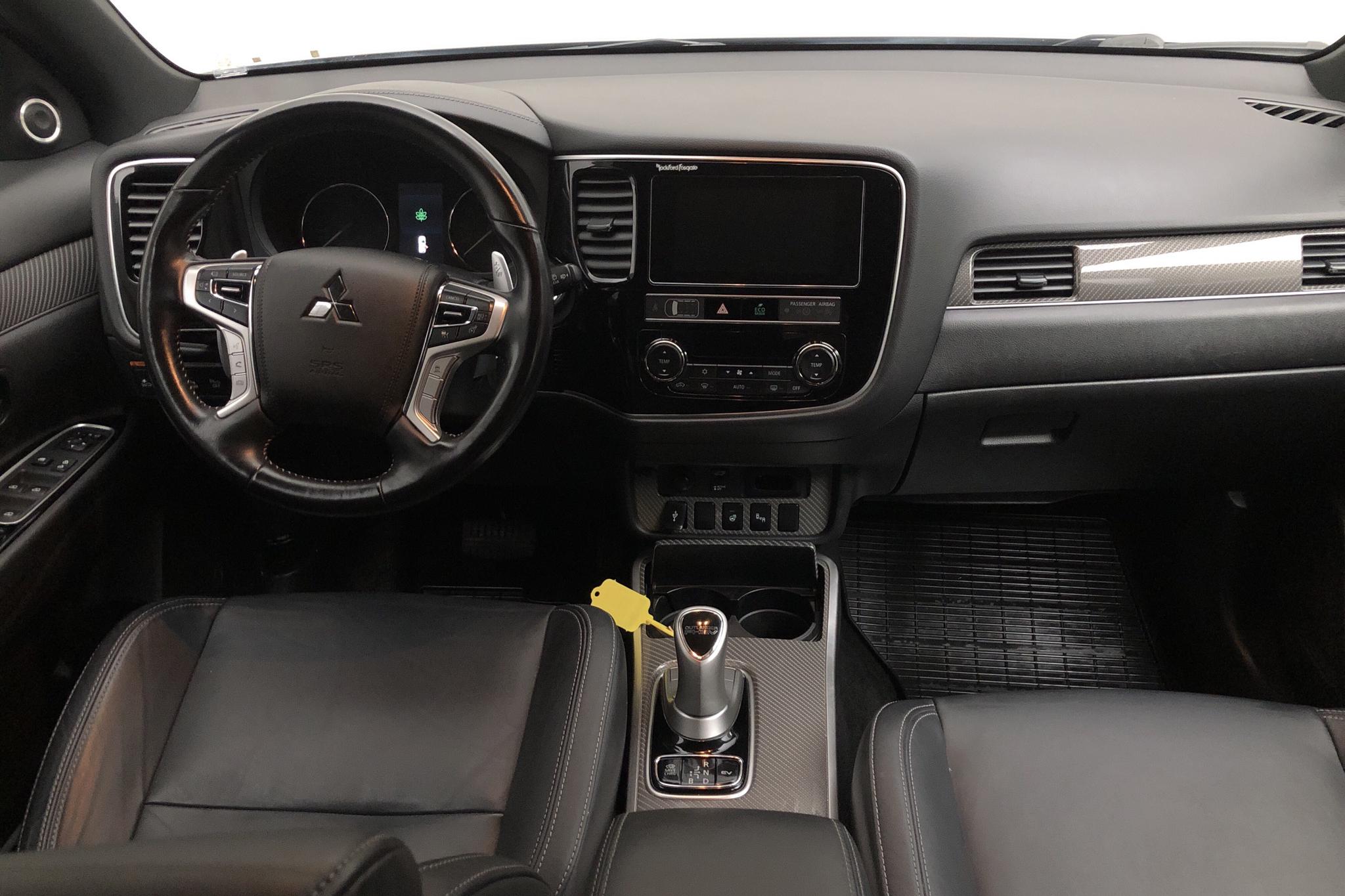 Mitsubishi Outlander 2.4 Plug-in Hybrid 4WD (136hk) - 5 217 mil - Automat - svart - 2019