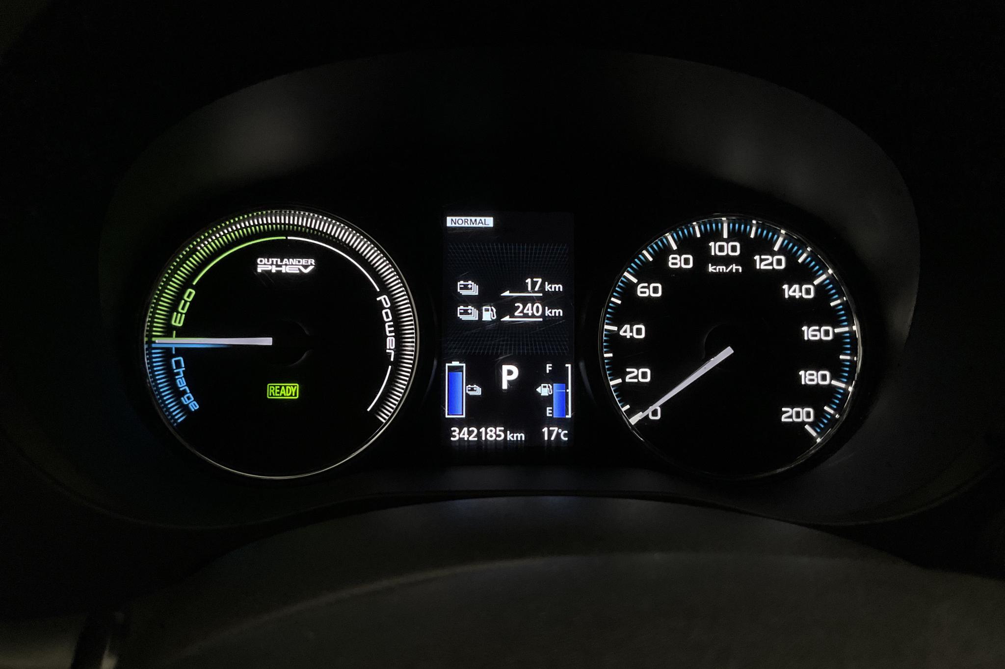 Mitsubishi Outlander 2.0 Plug-in Hybrid 4WD (121hk) - 34 218 mil - Automat - vit - 2016