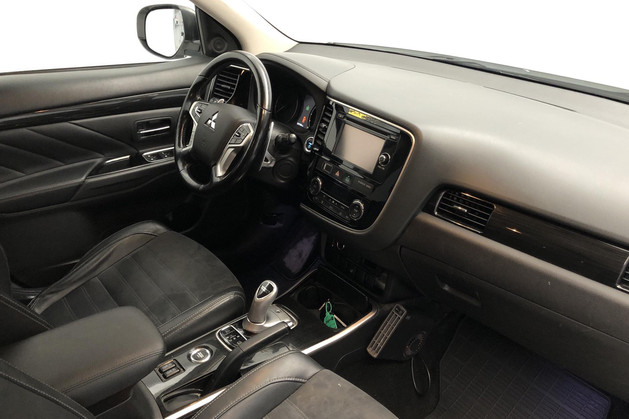 Mitsubishi Outlander 2.0 Plug-in Hybrid 4WD (121hk) - 37 774 mil - Automat - vit - 2016