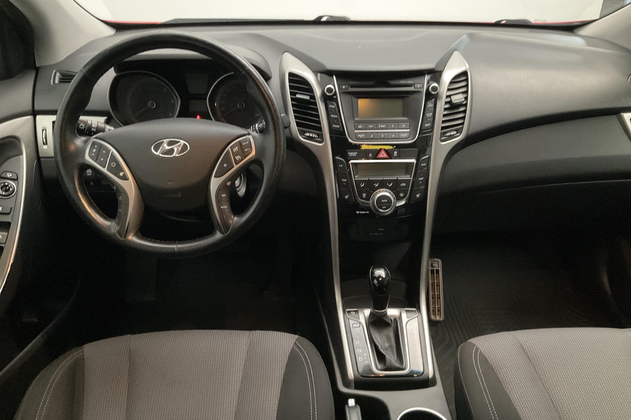 Hyundai i30 1.6 D 5dr (110hk) - 17 467 mil - Automat - röd - 2015