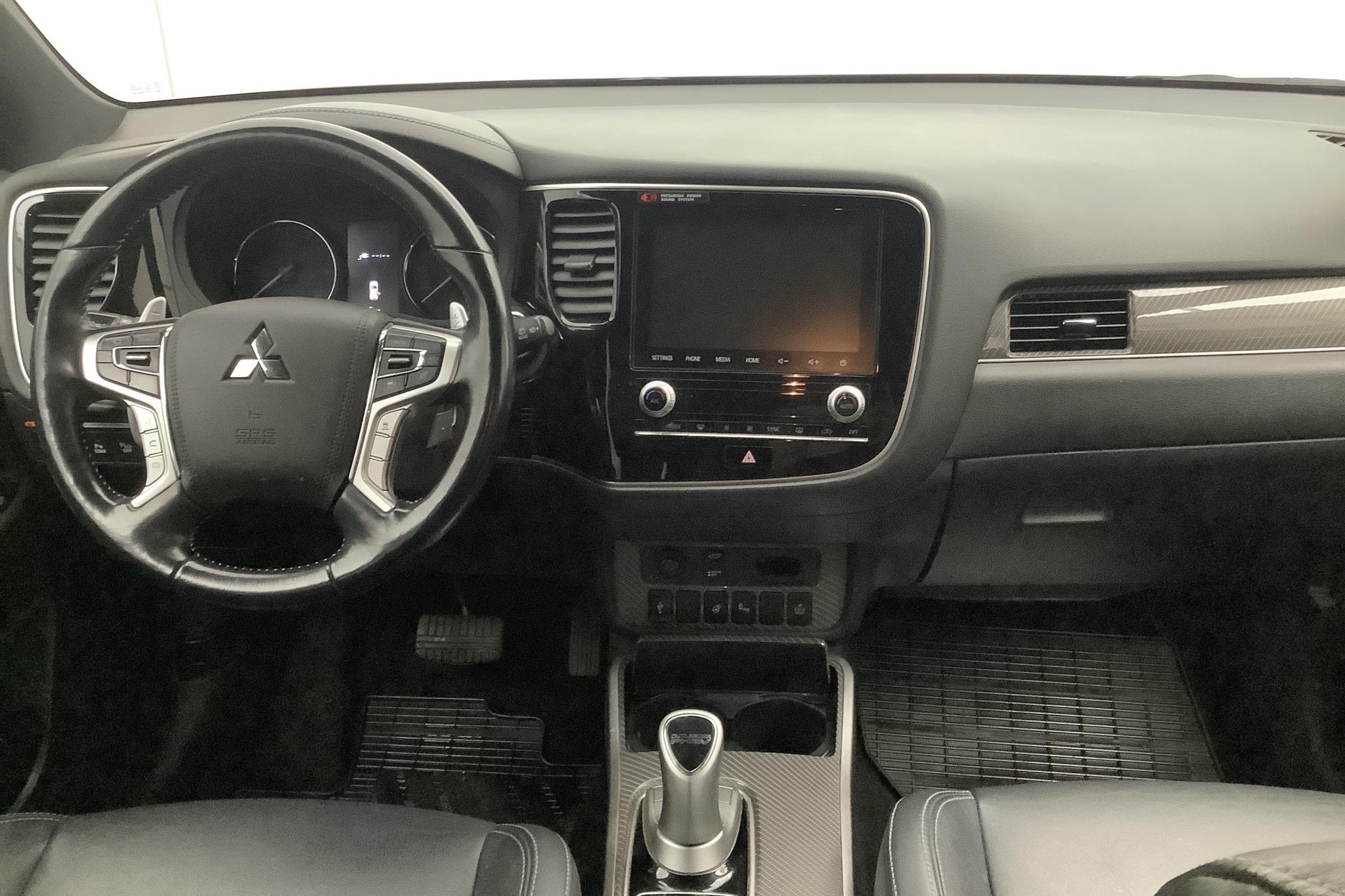 Mitsubishi Outlander 2.4 Plug-in Hybrid 4WD (136hk) - 71 160 km - Automatic - black - 2020
