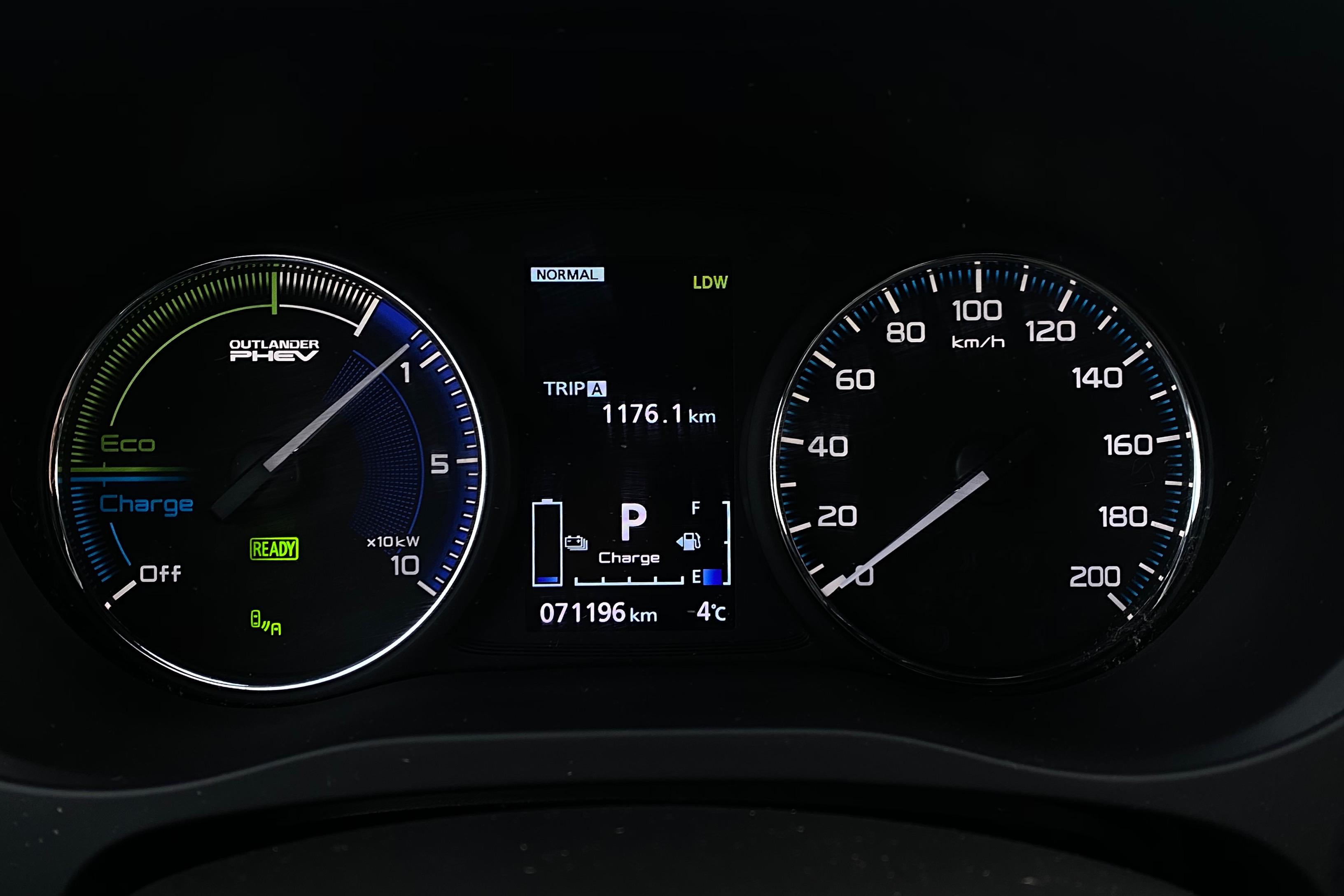 Mitsubishi Outlander 2.4 Plug-in Hybrid 4WD (136hk) - 71 160 km - Automatic - black - 2020
