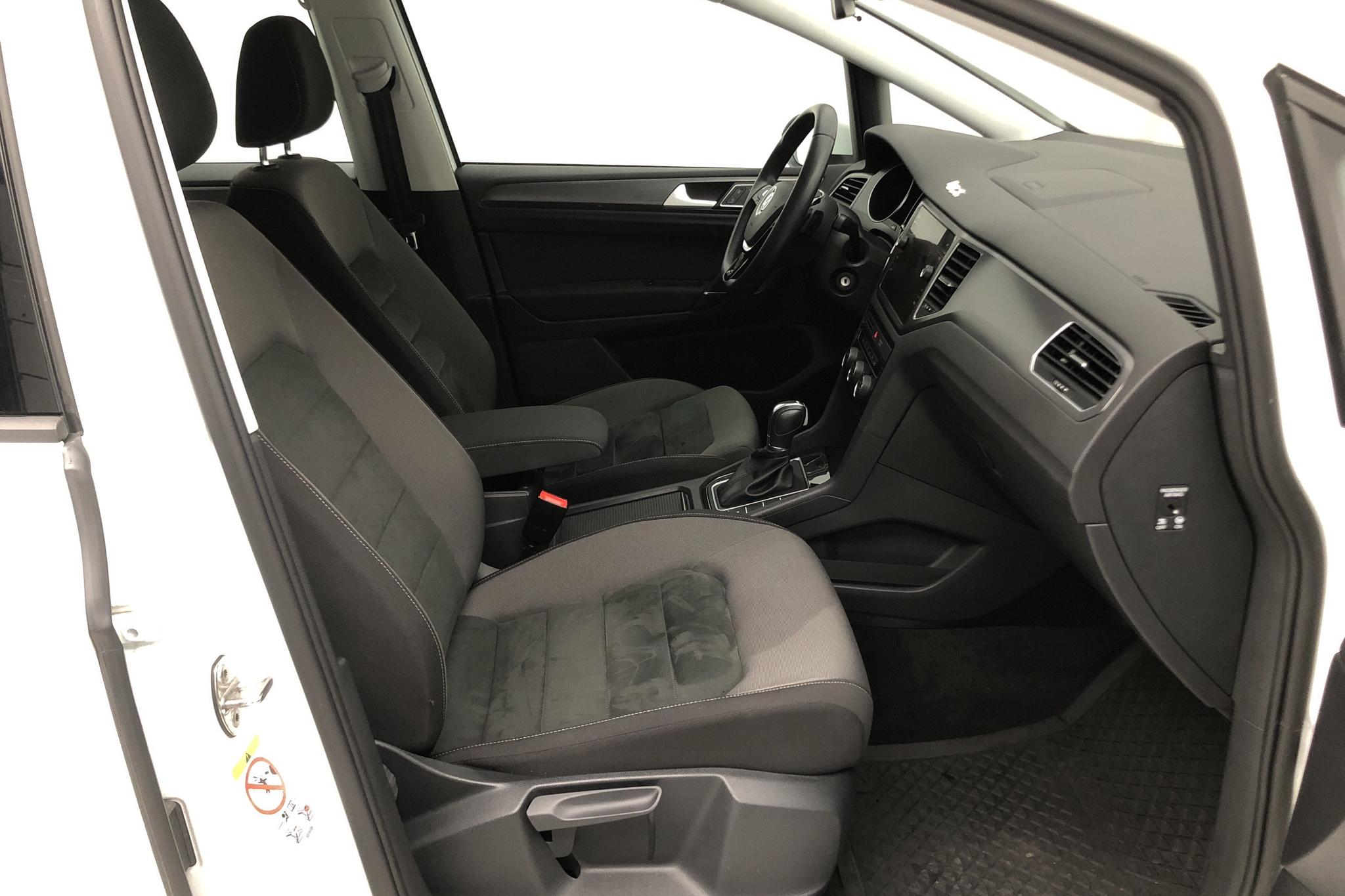 VW Golf VII 1.6 TDI Sportsvan (115hk) - 32 200 km - Automatic - white - 2019