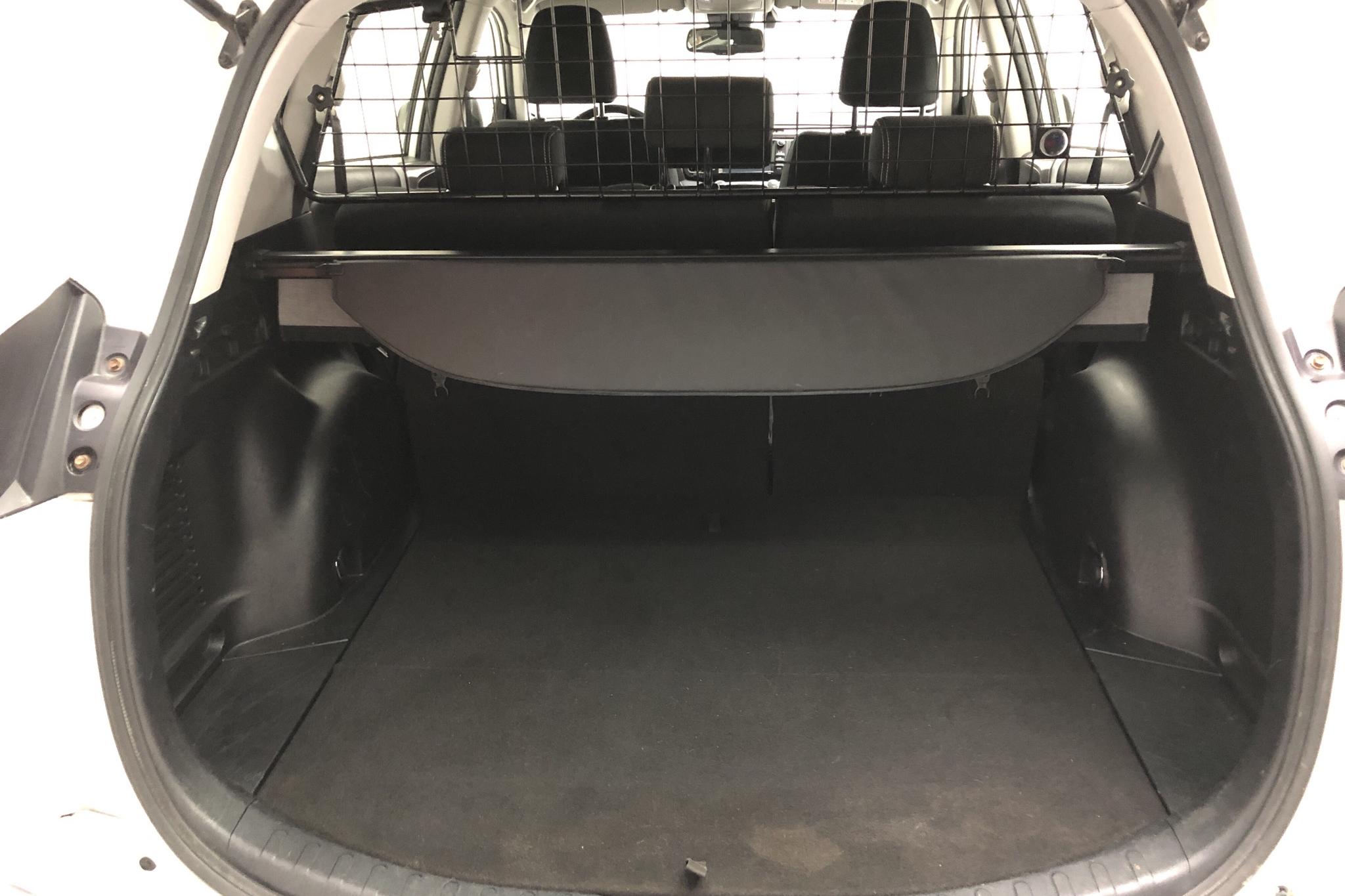 Toyota RAV4 2.0 VVT-i AWD (151hk) - 105 530 km - Manual - white - 2017