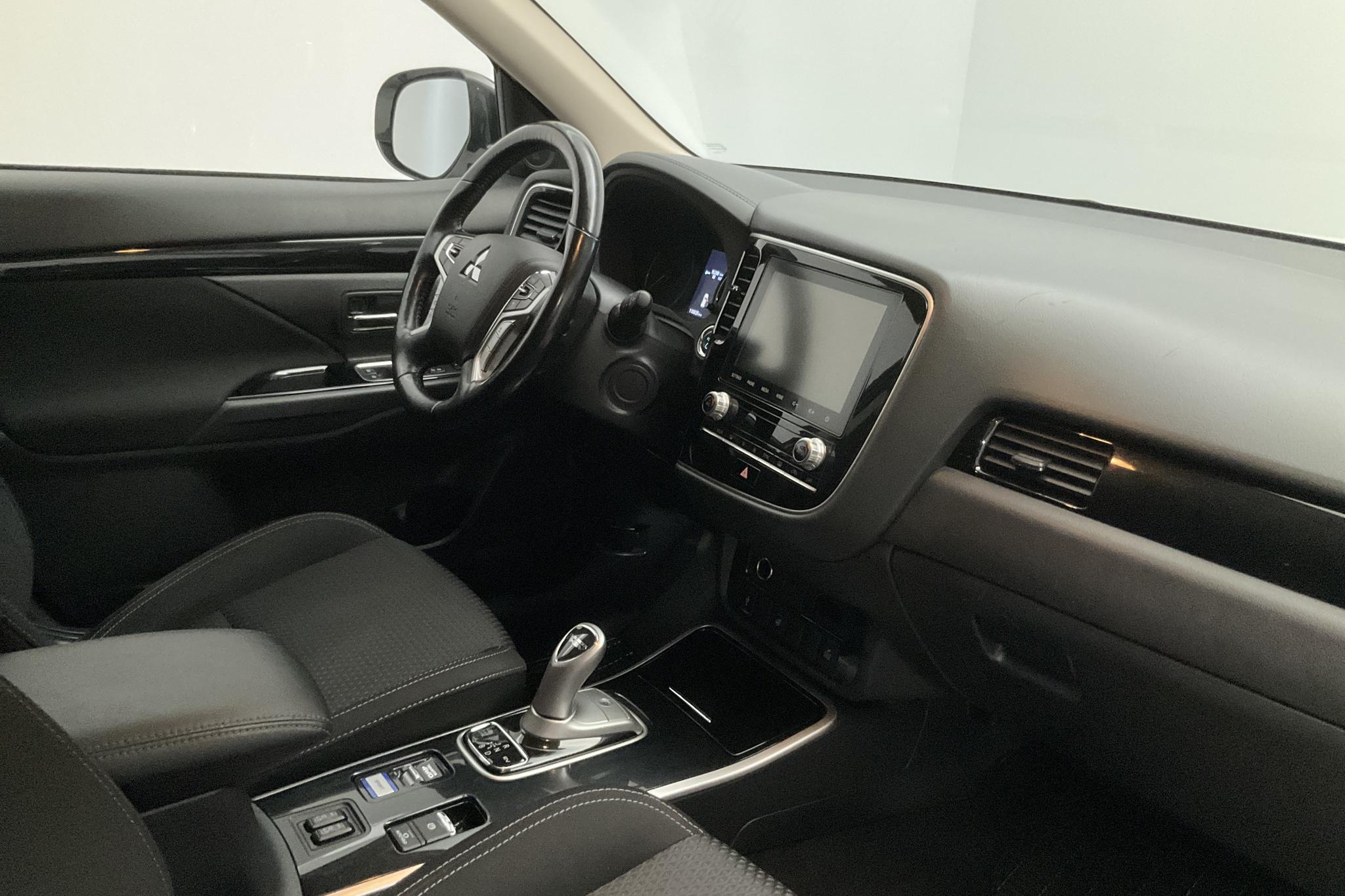 Mitsubishi Outlander 2.4 Plug-in Hybrid 4WD (136hk) - 110 830 km - Automatic - white - 2020