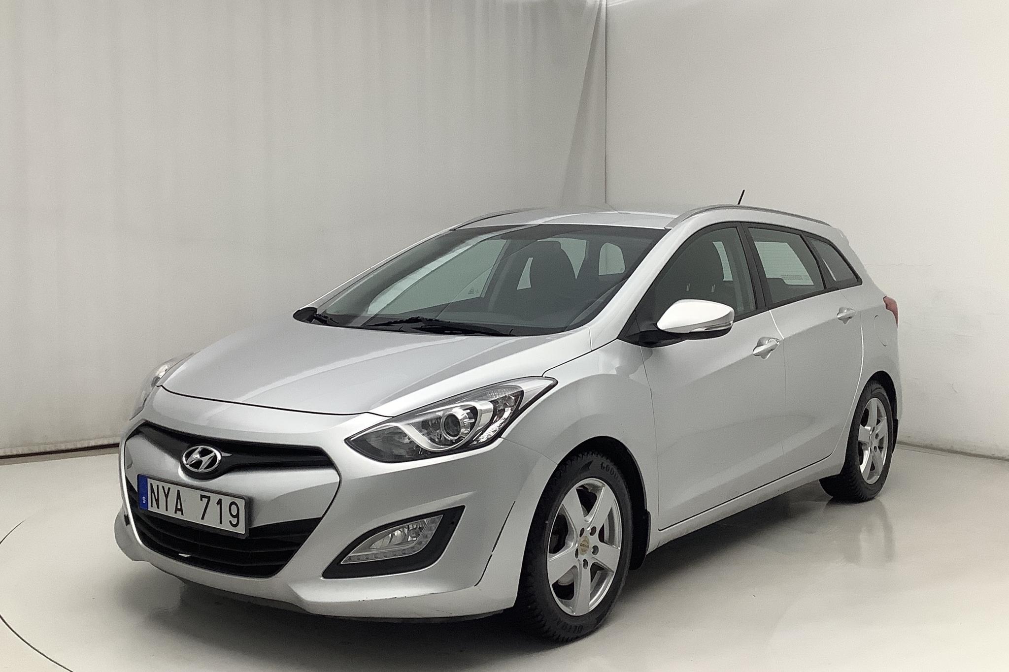 Hyundai i30 1.6 CRDi Kombi (110hk) - 9 755 mil - Manuell - silver - 2014
