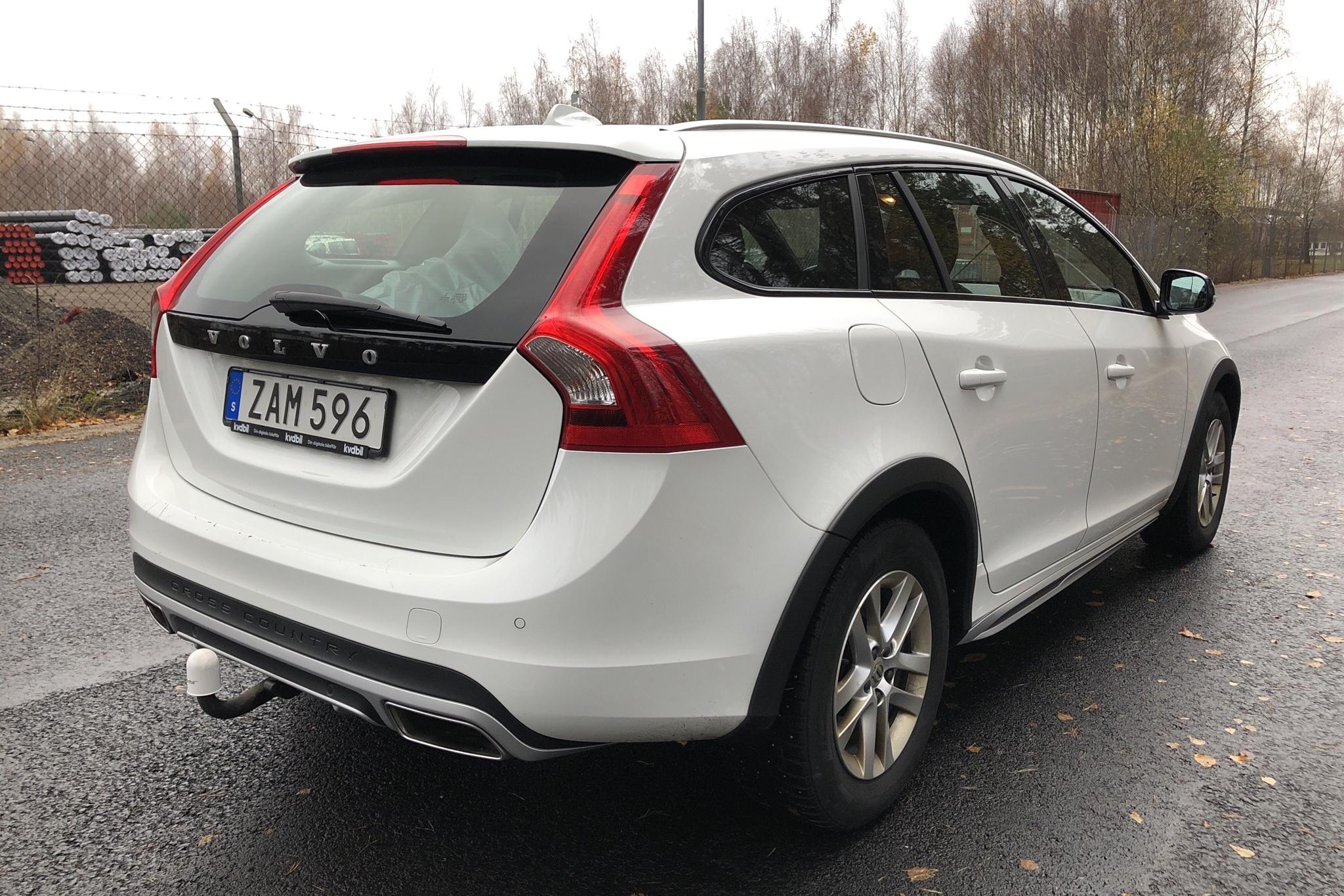 Volvo V60 D4 Cross Country AWD (190hk) - 214 550 km - Automatic - white - 2018