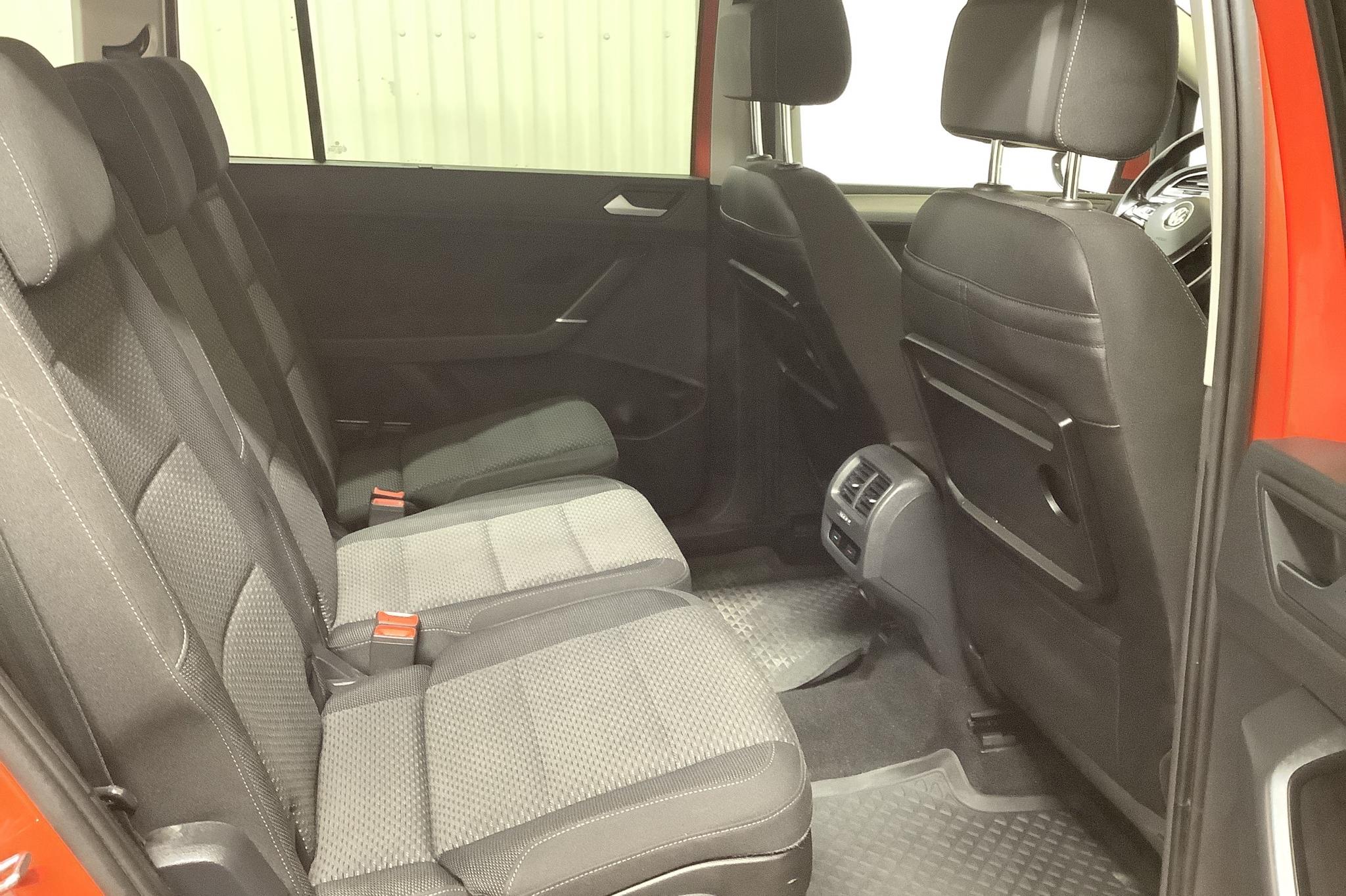 VW Touran 1.6 TDI (110hk) - 136 090 km - Automatic - orange - 2016