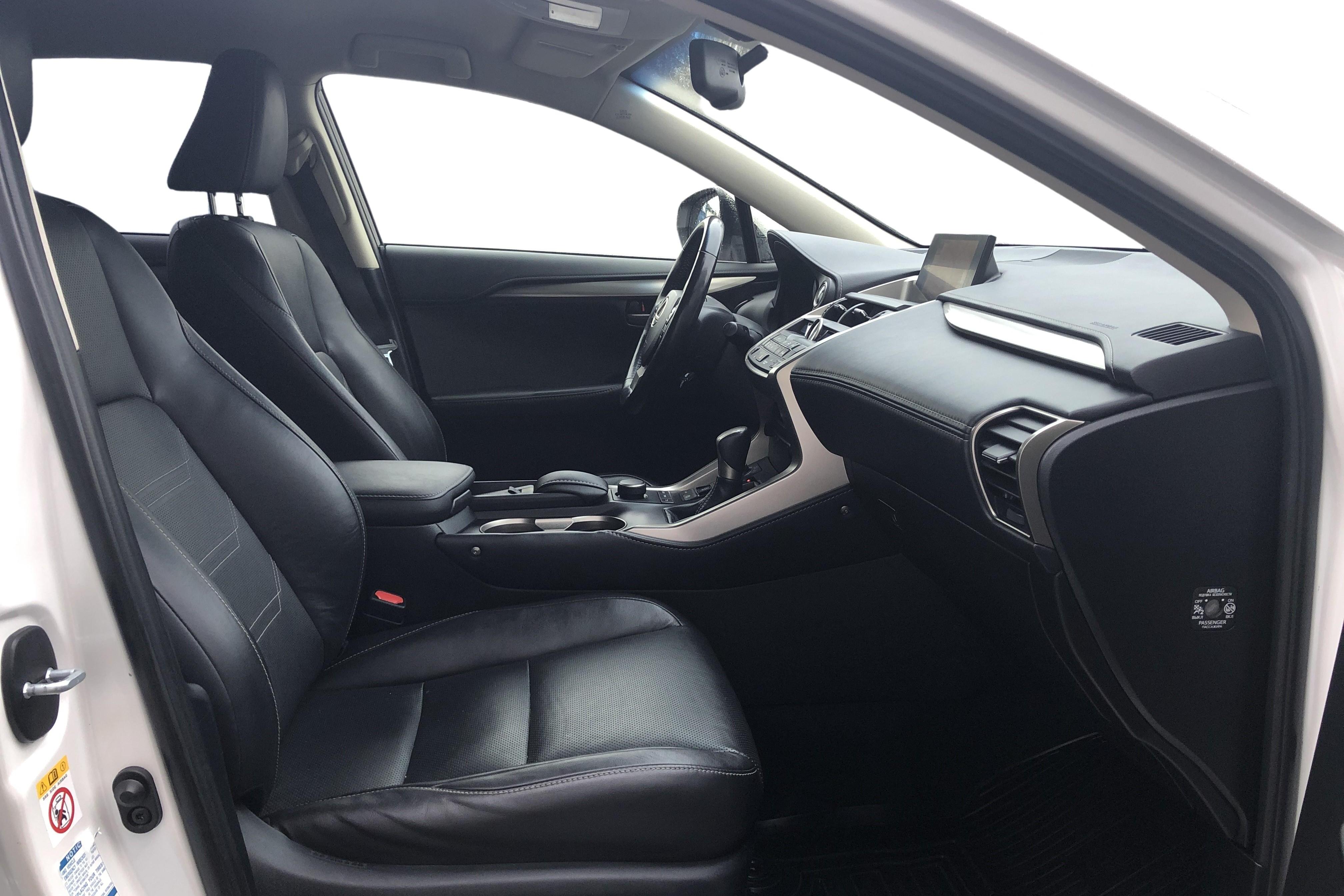 Lexus NX 300h AWD (181hk) - 12 598 mil - Automat - vit - 2015