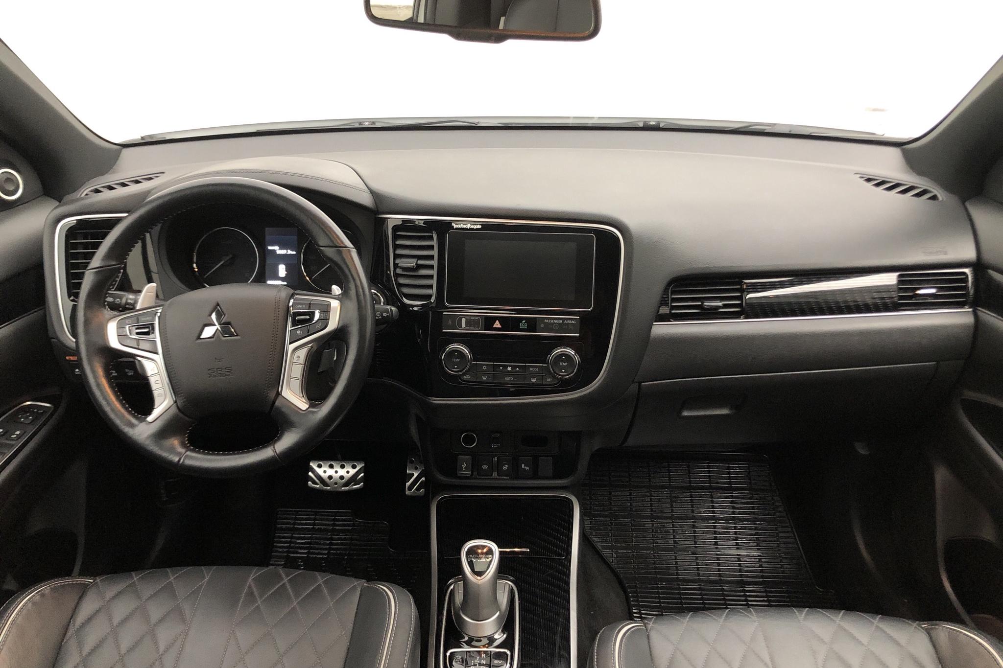 Mitsubishi Outlander 2.4 Plug-in Hybrid 4WD (136hk) - 39 930 km - Automatic - white - 2019