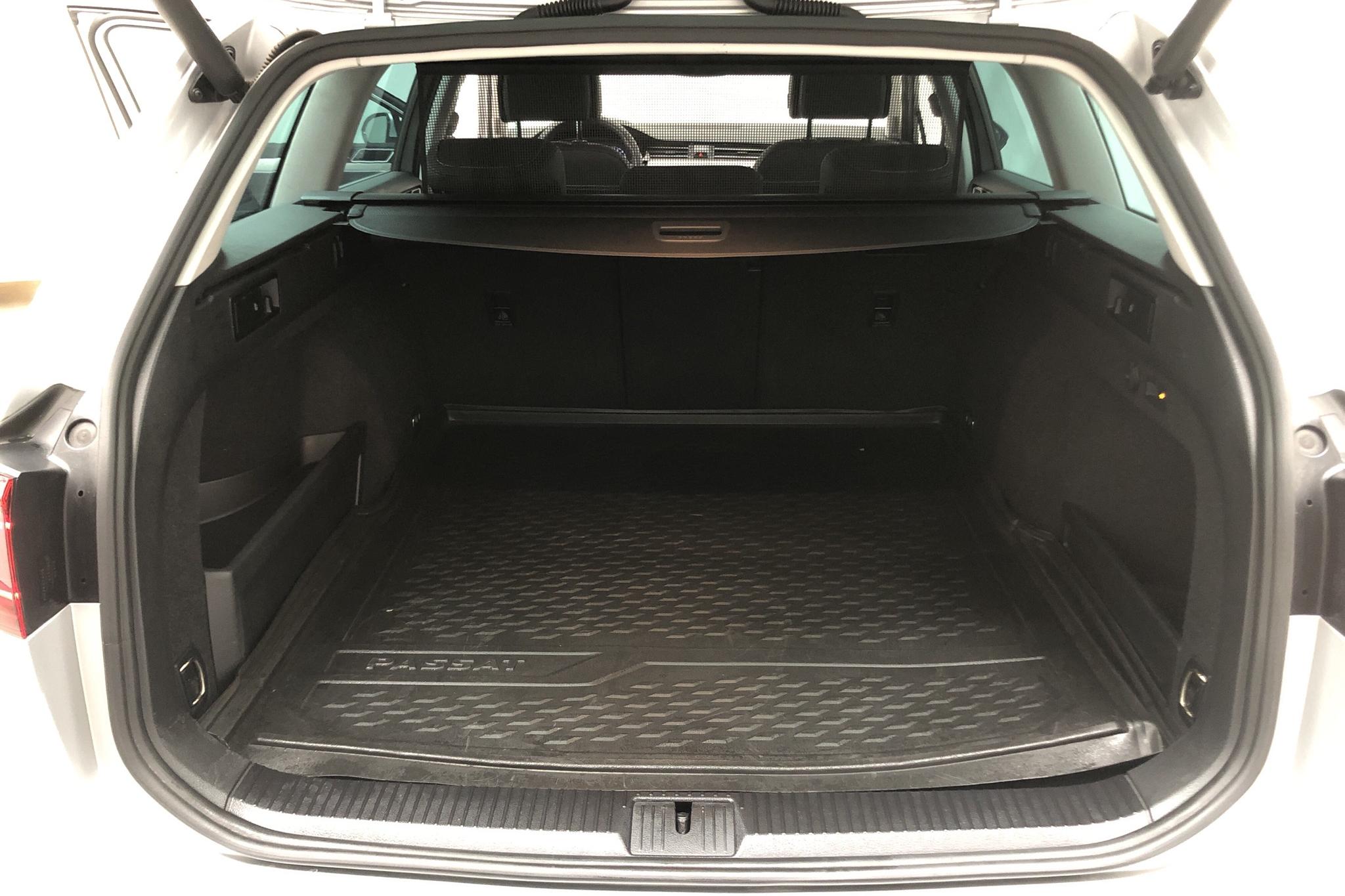 VW Passat 2.0 TDI Sportscombi 4Motion (200hk) - 49 030 km - Automatic - silver - 2021