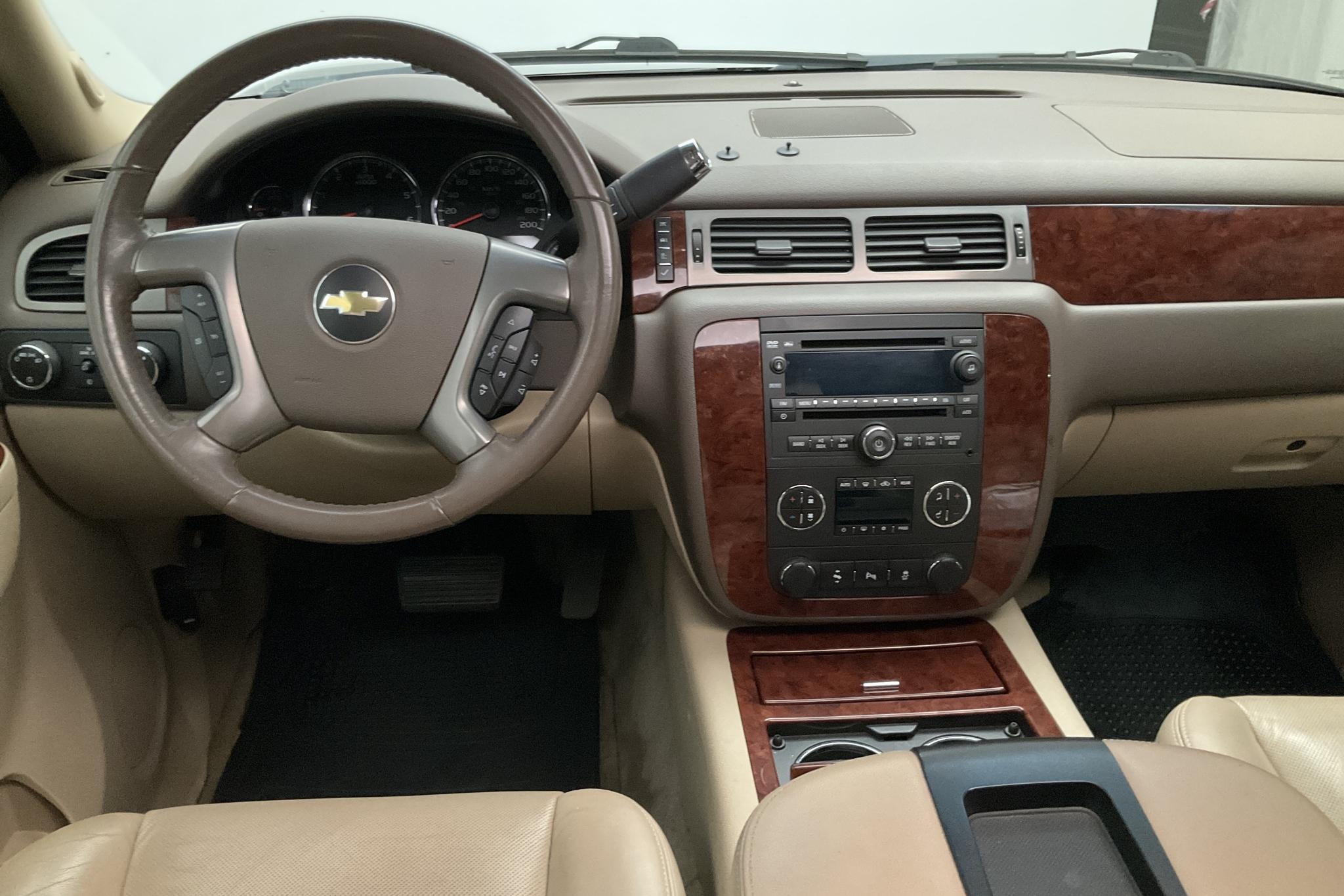 Chevrolet Suburban 1500 (330hk) - 160 020 km - Automatic - Light Brown - 2012