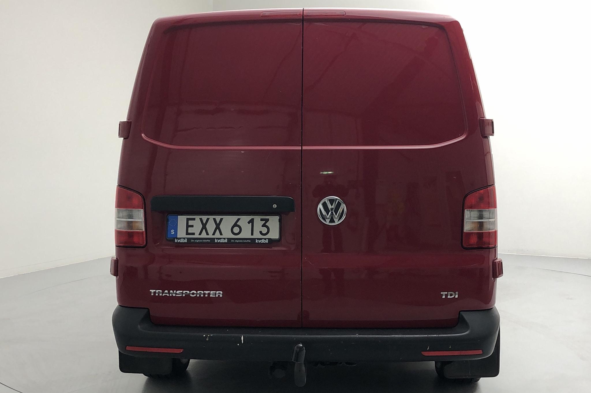 VW Transporter T5 2.0 TDI (102hk) - 14 750 mil - Manuell - röd - 2015