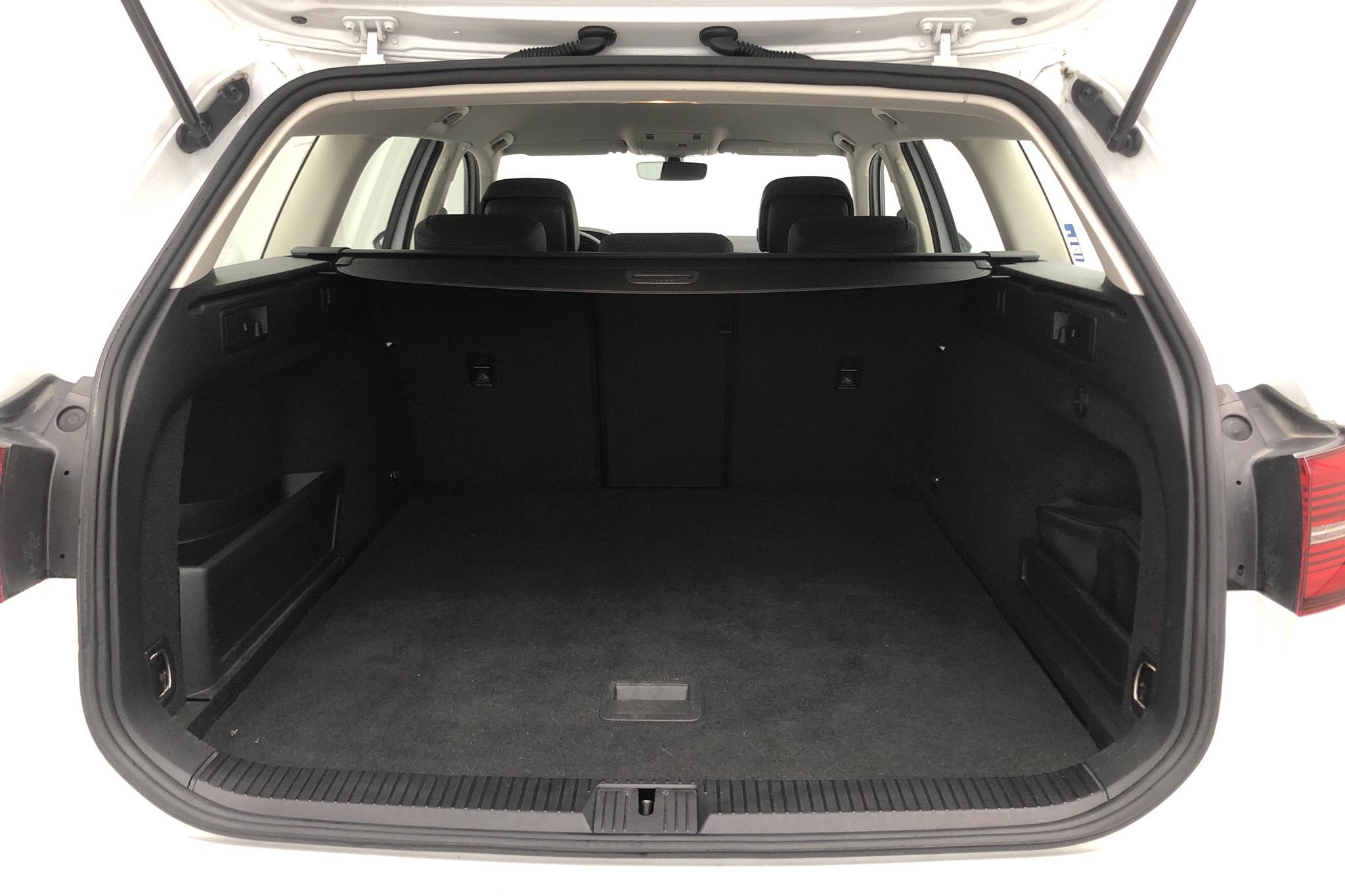 VW Passat 1.4 Plug-in-Hybrid Sportscombi (218hk) - 9 156 mil - Automat - vit - 2018