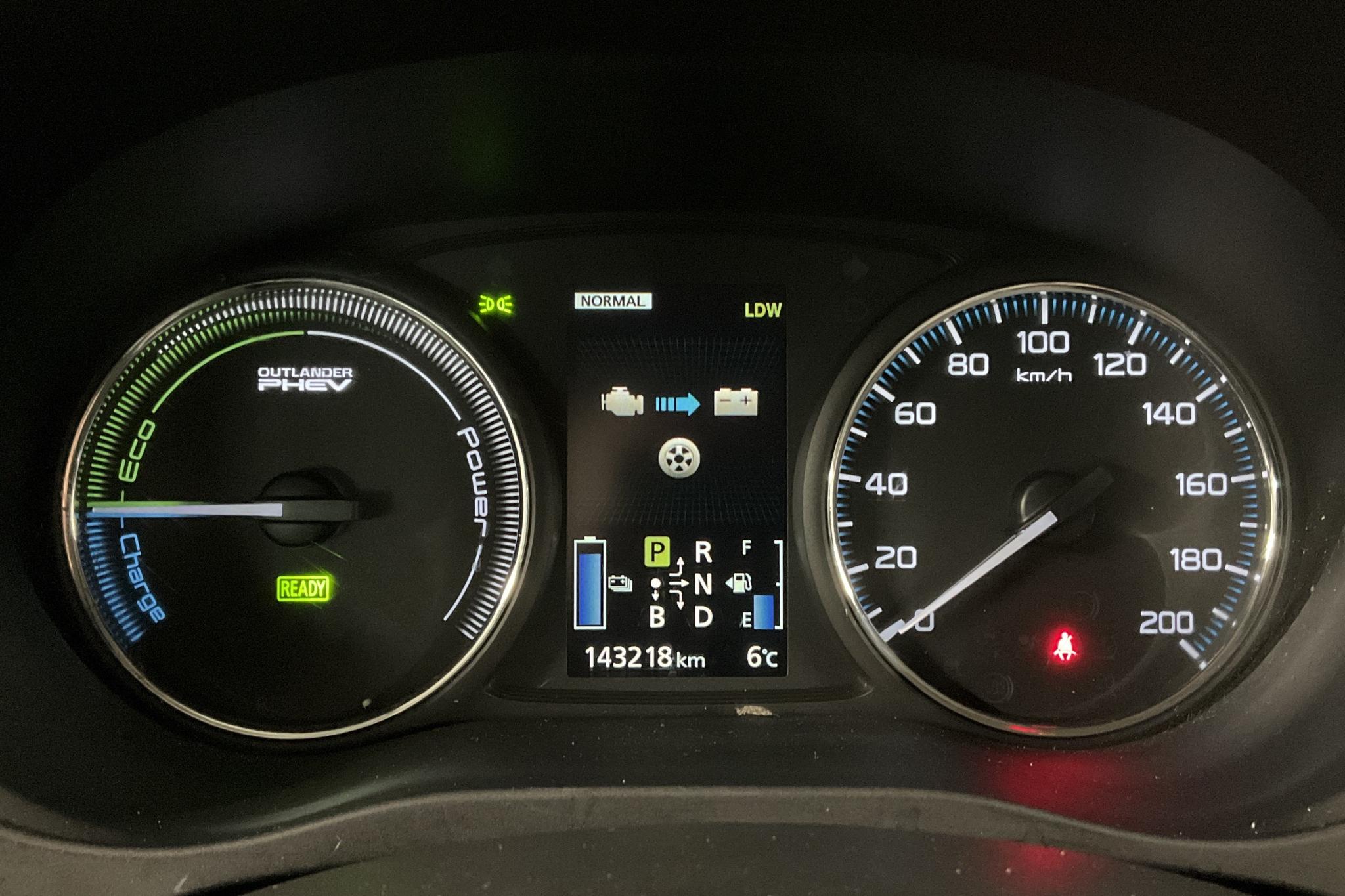 Mitsubishi Outlander 2.0 Plug-in Hybrid 4WD (121hk) - 143 220 km - Automatic - black - 2014