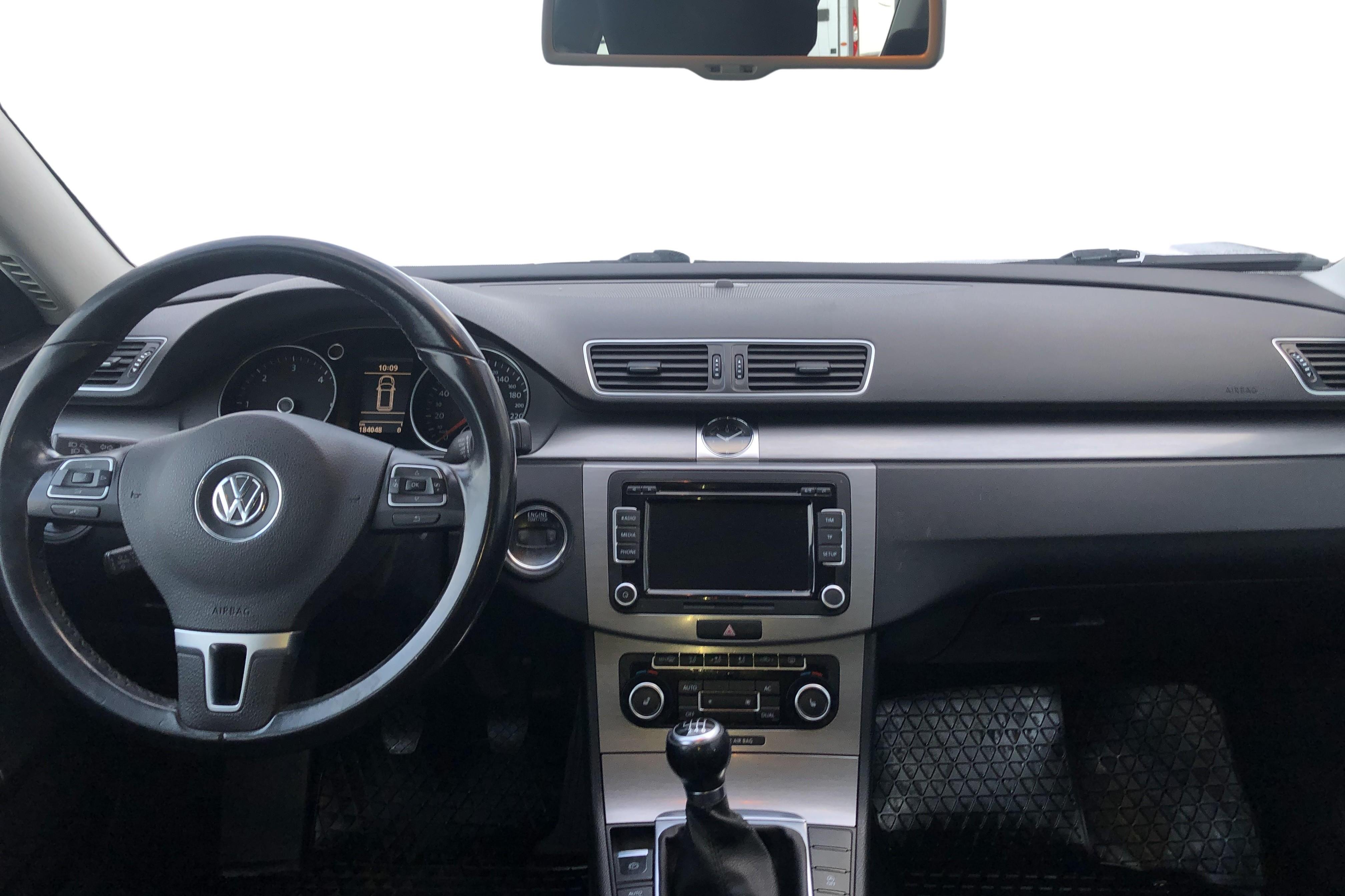 VW Passat 2.0 TDI BlueMotion Technology Variant (140hk) - 184 040 km - Manual - white - 2011