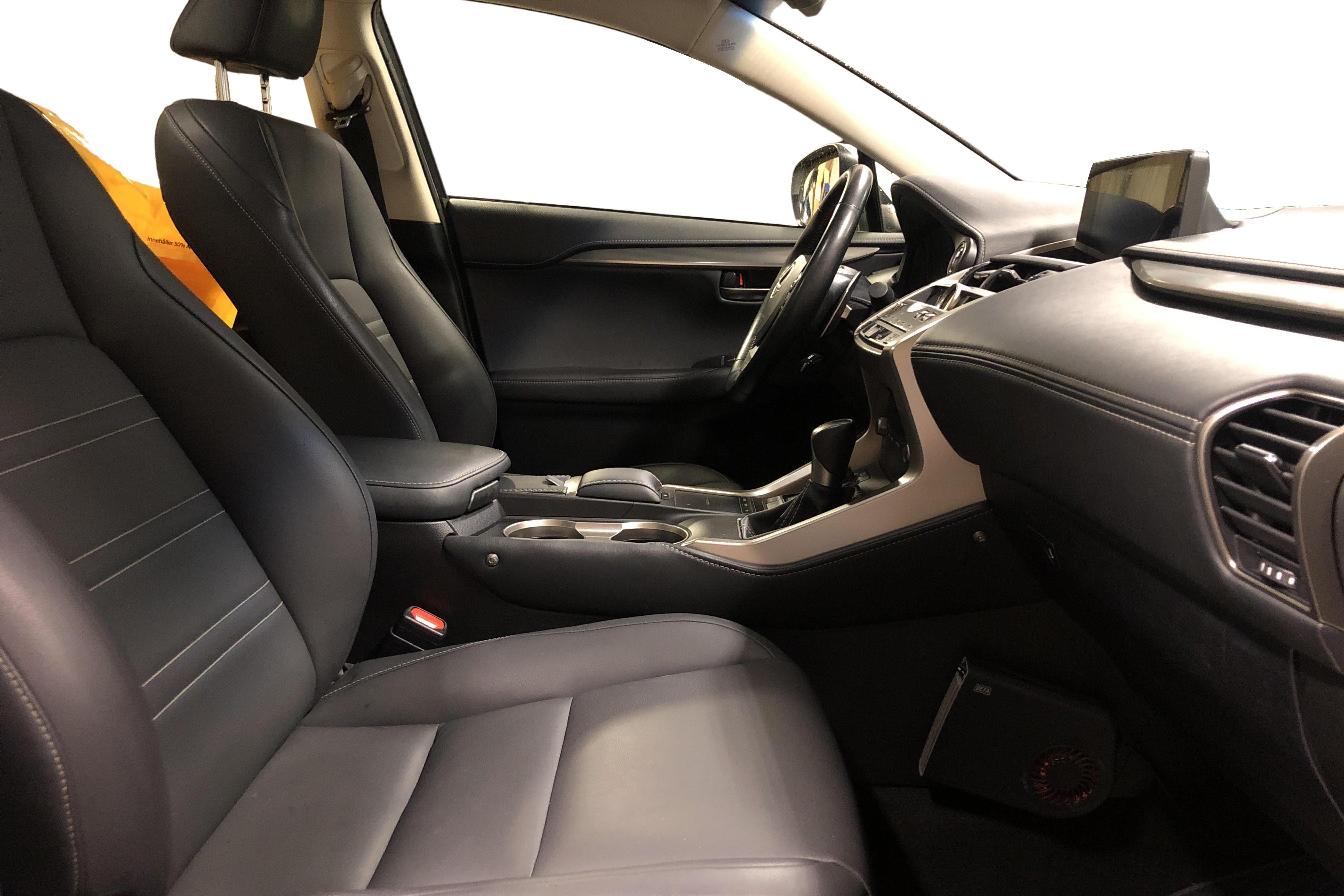 Lexus NX 300h AWD (197hk) - 5 524 mil - Automat - vit - 2019