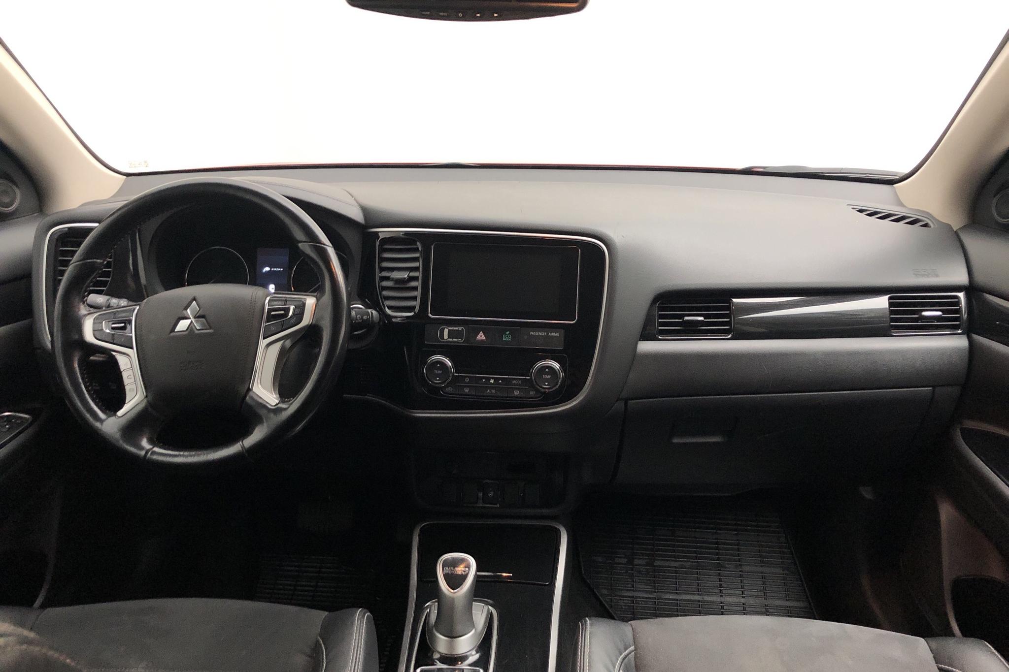Mitsubishi Outlander 2.0 Plug-in Hybrid 4WD (121hk) - 6 684 mil - Automat - röd - 2018