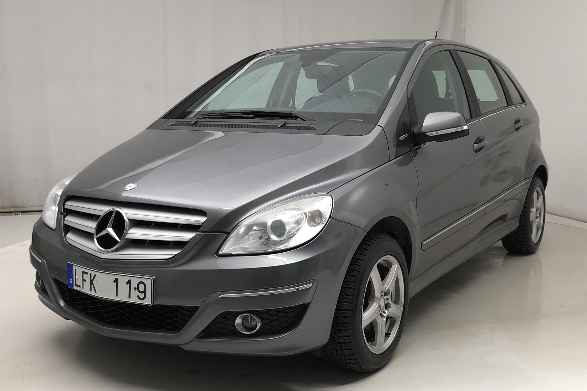 Mercedes B 180 NGT BlueEfficiency (116hk) - 15 619 mil - Manuell - silver - 2011