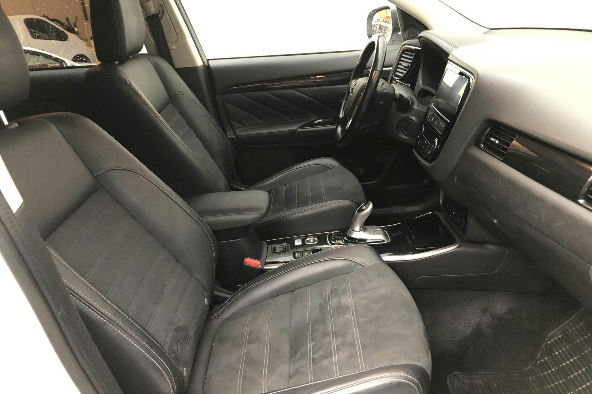 Mitsubishi Outlander 2.0 Plug-in Hybrid 4WD (121hk) - 8 298 mil - Automat - vit - 2017