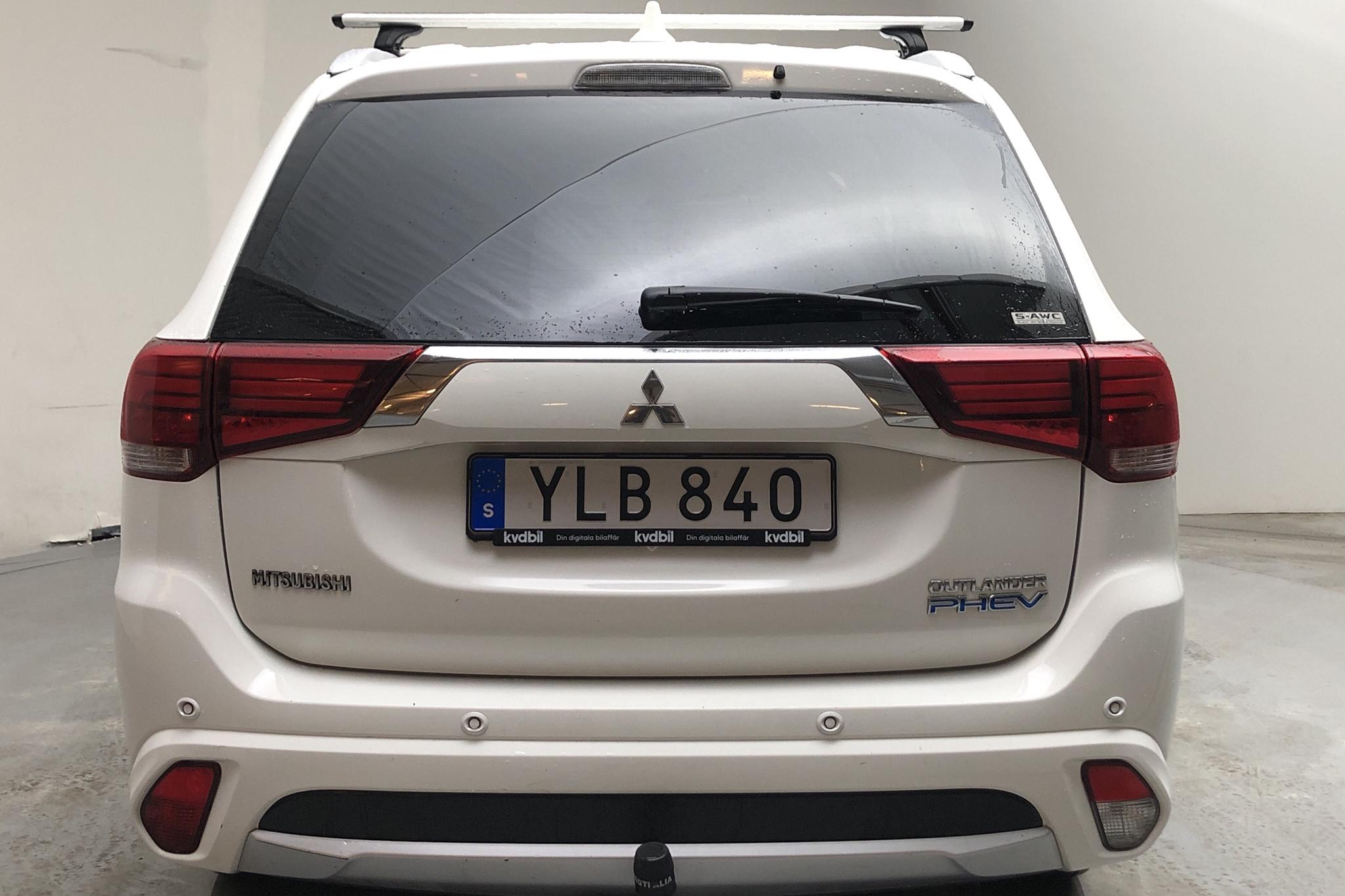 Mitsubishi Outlander 2.0 Plug-in Hybrid 4WD (121hk) - 82 980 km - Automatic - white - 2017