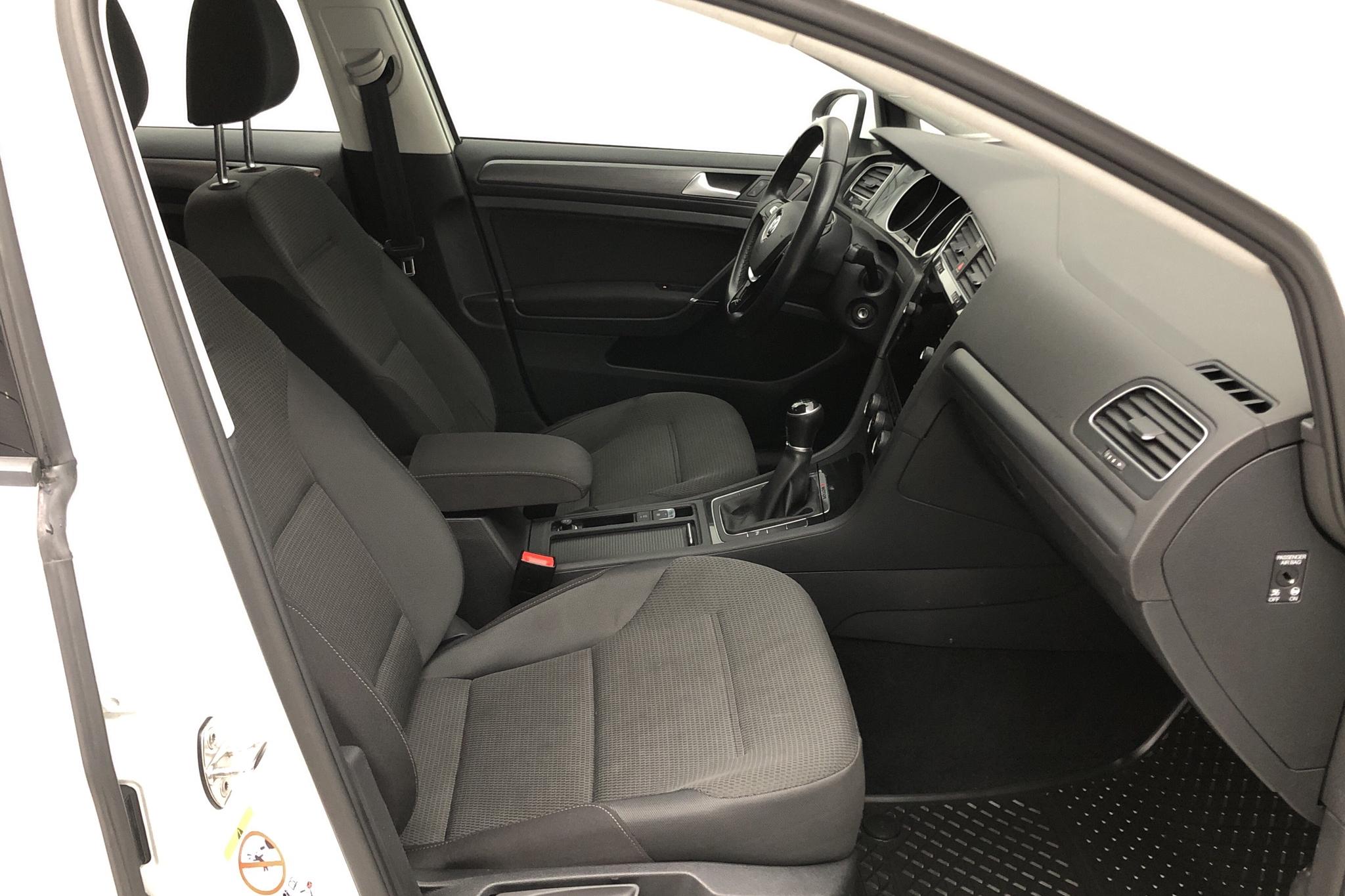 VW Golf VII 2.0 TDI Sportscombi 4MOTION (150hk) - 8 846 mil - Manuell - vit - 2018