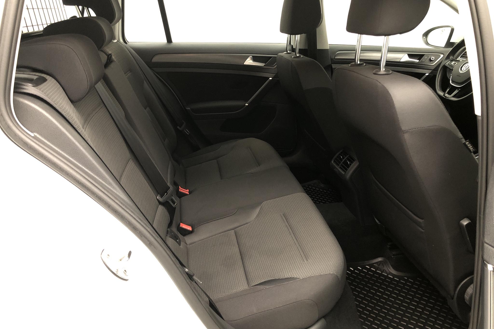 VW Golf VII 2.0 TDI Sportscombi 4MOTION (150hk) - 8 846 mil - Manuell - vit - 2018