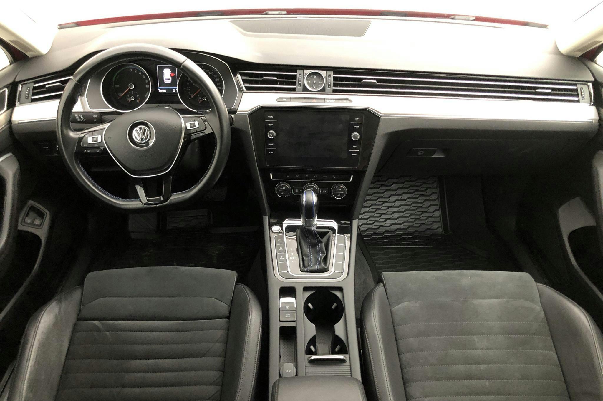 VW Passat 1.4 Plug-in-Hybrid Sportscombi (218hk) - 12 591 mil - Automat - röd - 2018