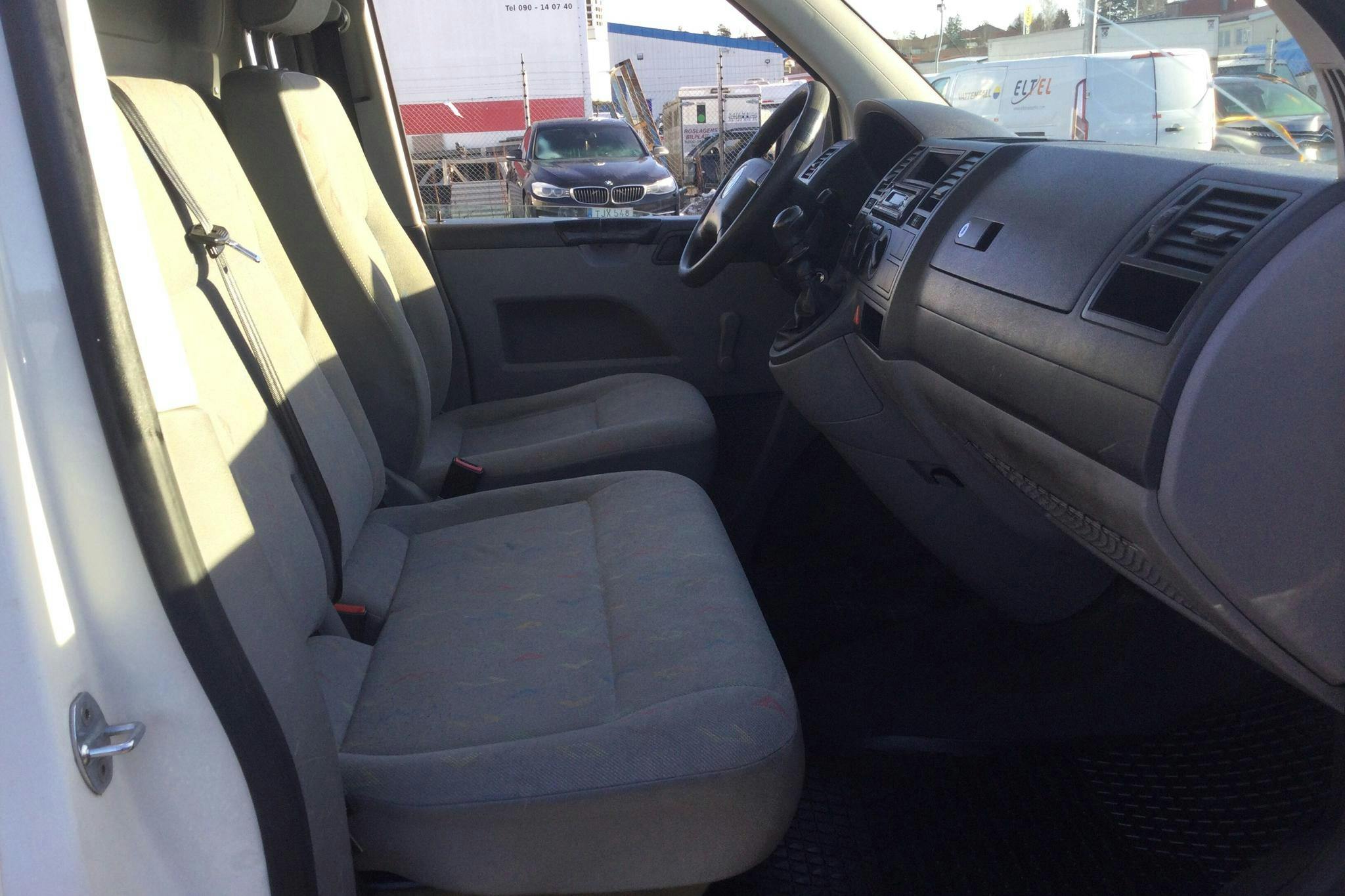 VW Transporter T5 1.9 TDI (105hk) - 174 670 km - Manual - white - 2005