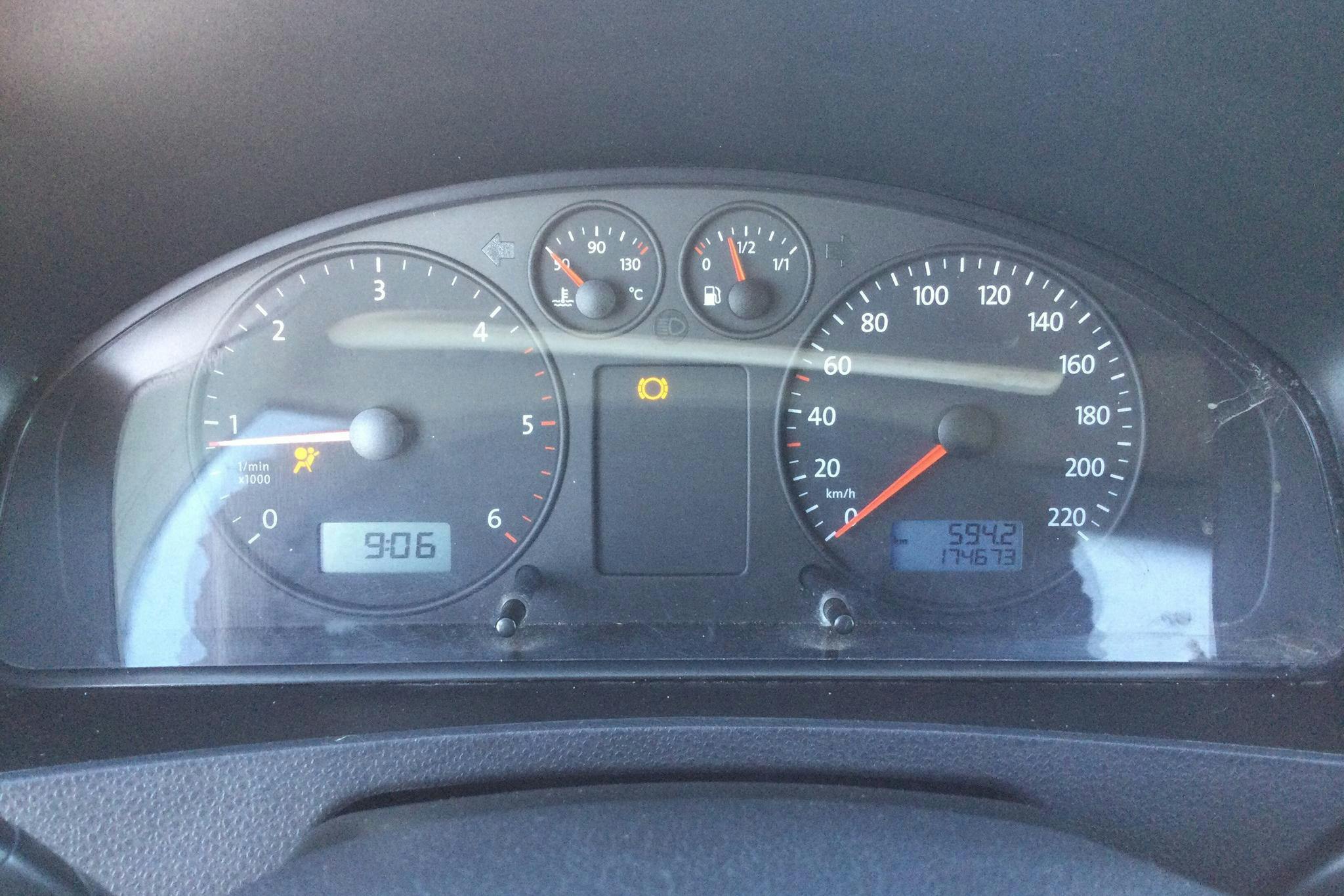 VW Transporter T5 1.9 TDI (105hk) - 174 670 km - Manual - white - 2005