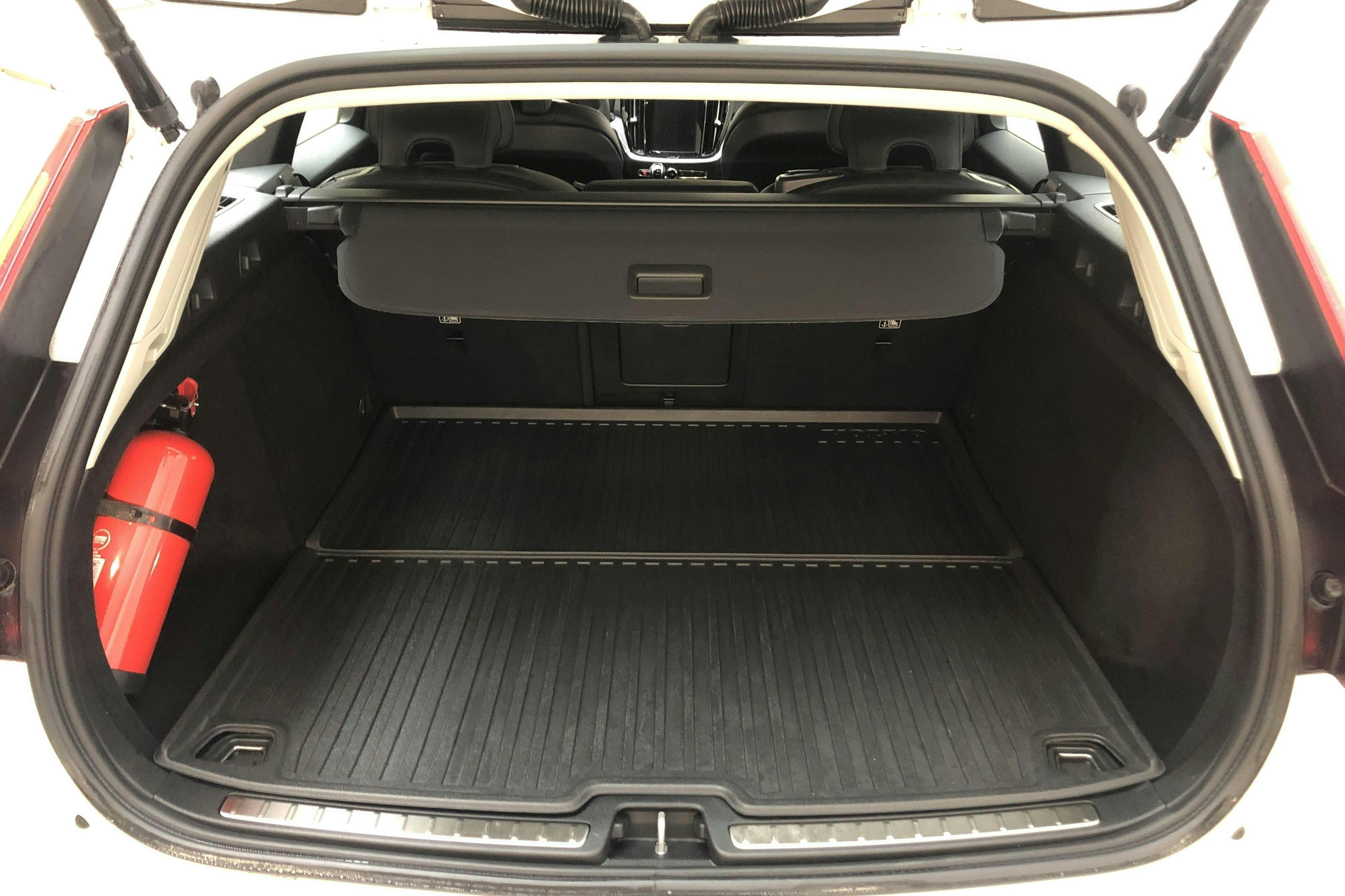 Volvo V60 D4 (190hk) - 44 560 km - Manual - white - 2020