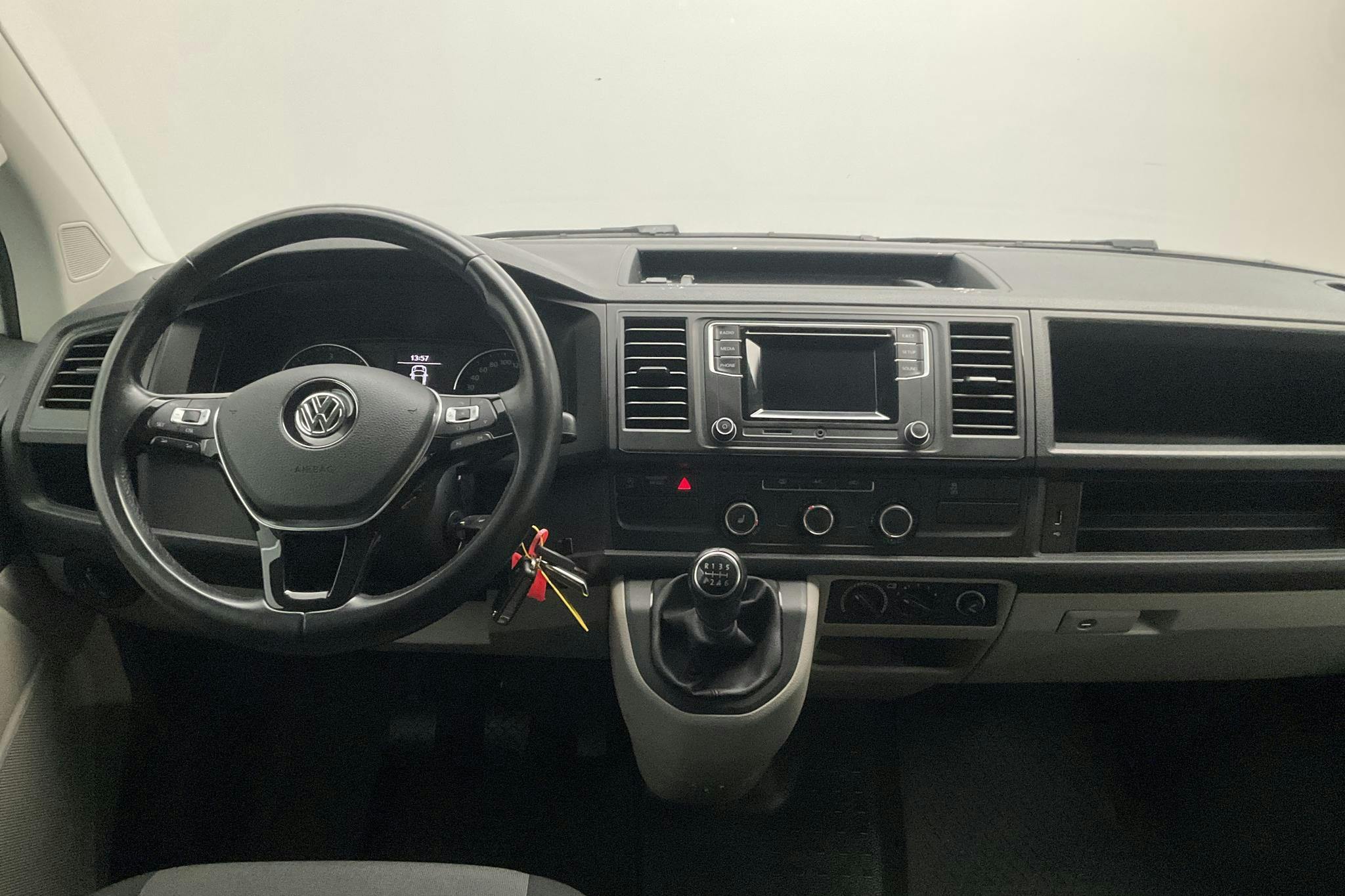 VW Transporter Kombi T6 2.0 TDI BMT Skåp 4MOTION (150hk) - 4 764 mil - Manuell - vit - 2017