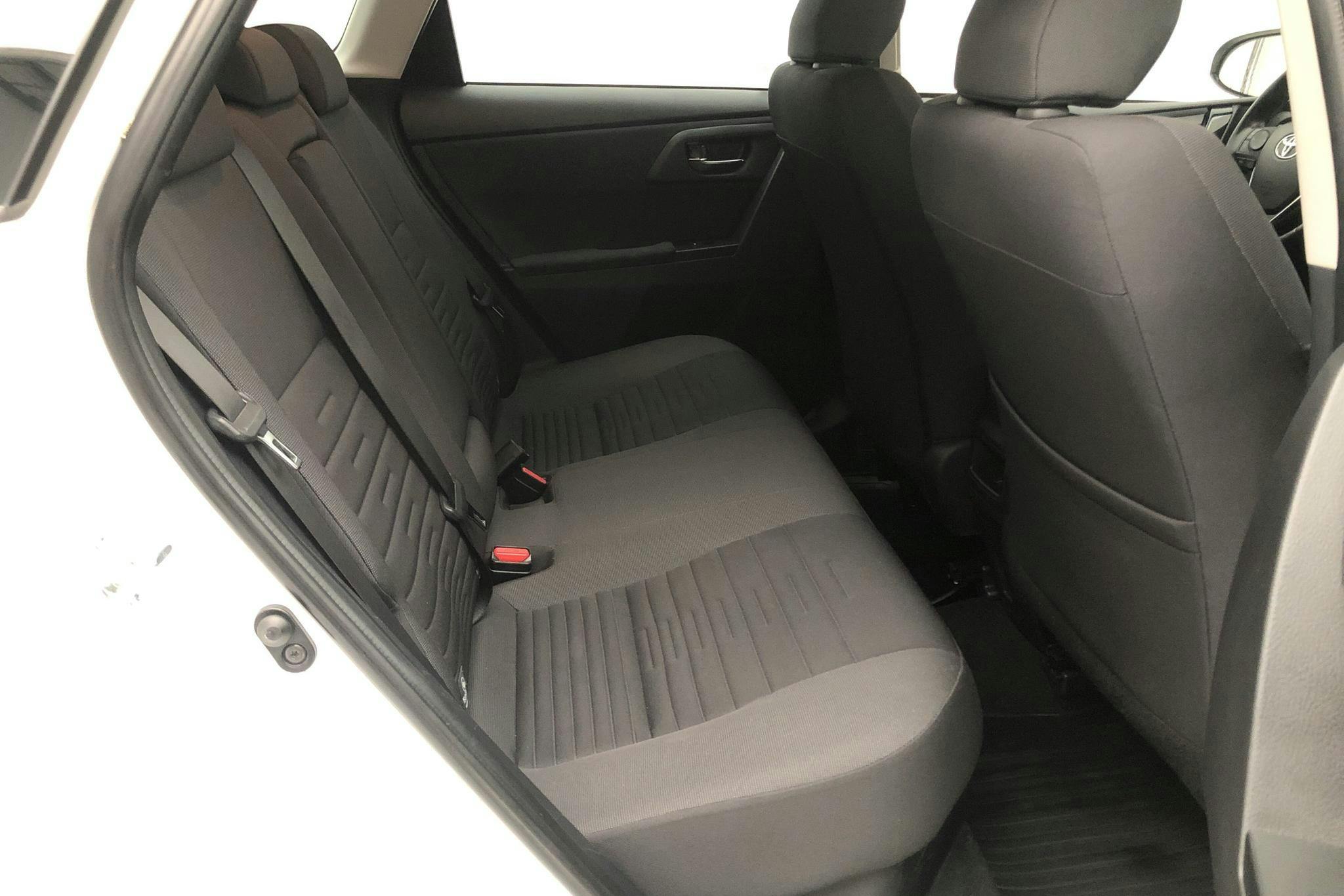 Toyota Auris 1.8 HSD Touring Sports (99hk) - 89 550 km - Automatic - white - 2017